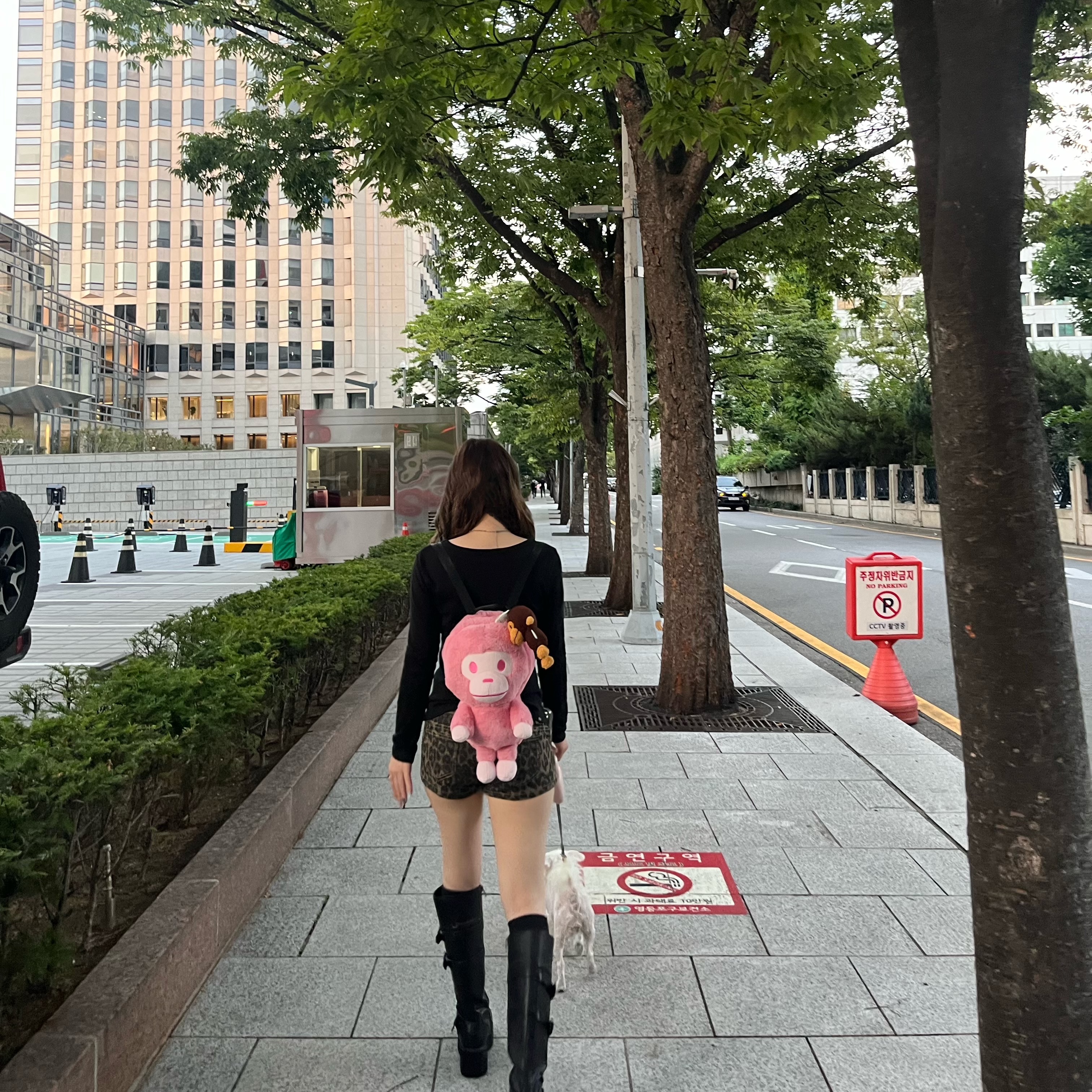 BAPE Baby Milo Plush Doll Backpack Pink, (W) Hysteric Glamour Skeleton Hands Chibi T-Shirt Black 착용 스타일 - 1