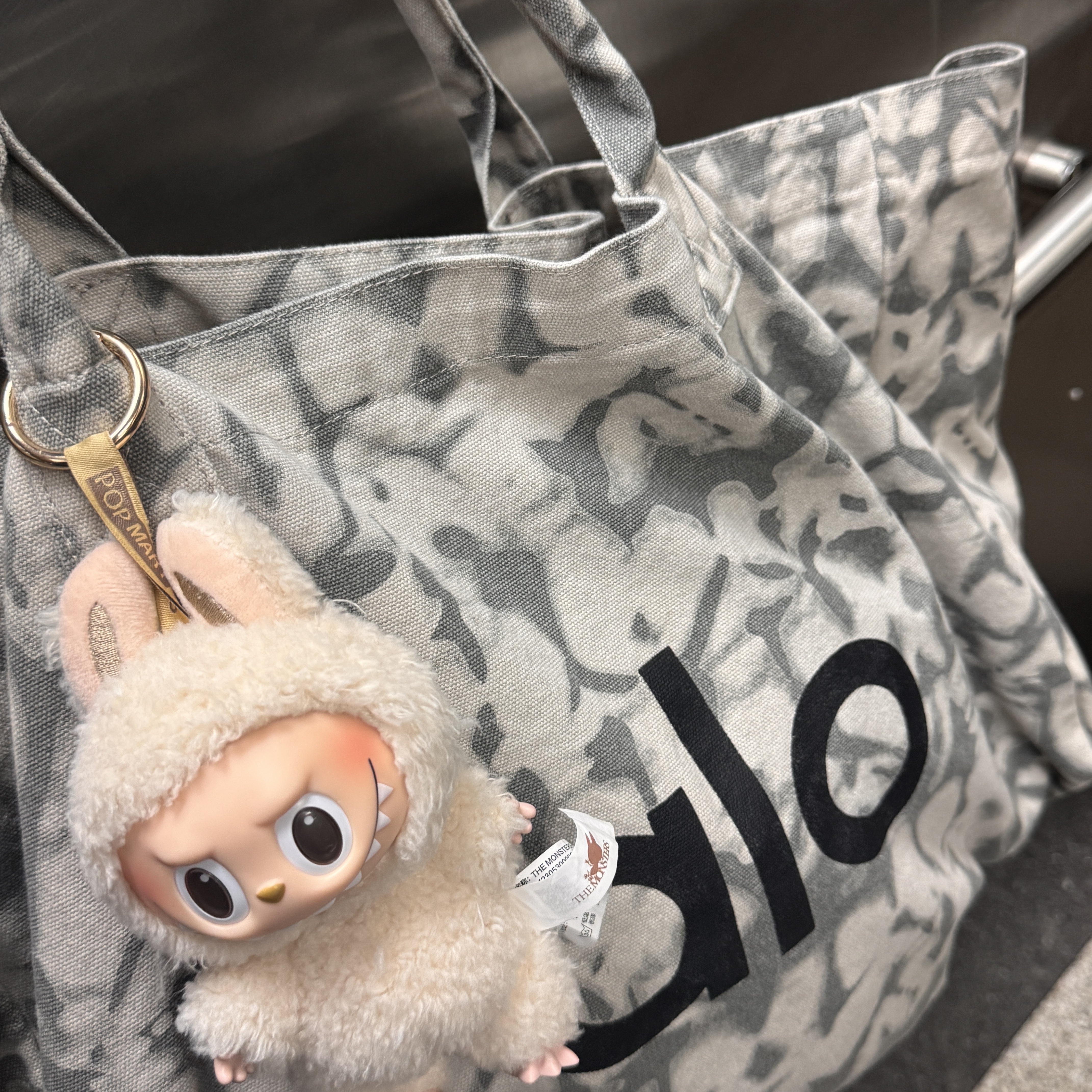 Alo Yoga Iconic Shopper Tote Bag Grey Tiedye 착용 스타일