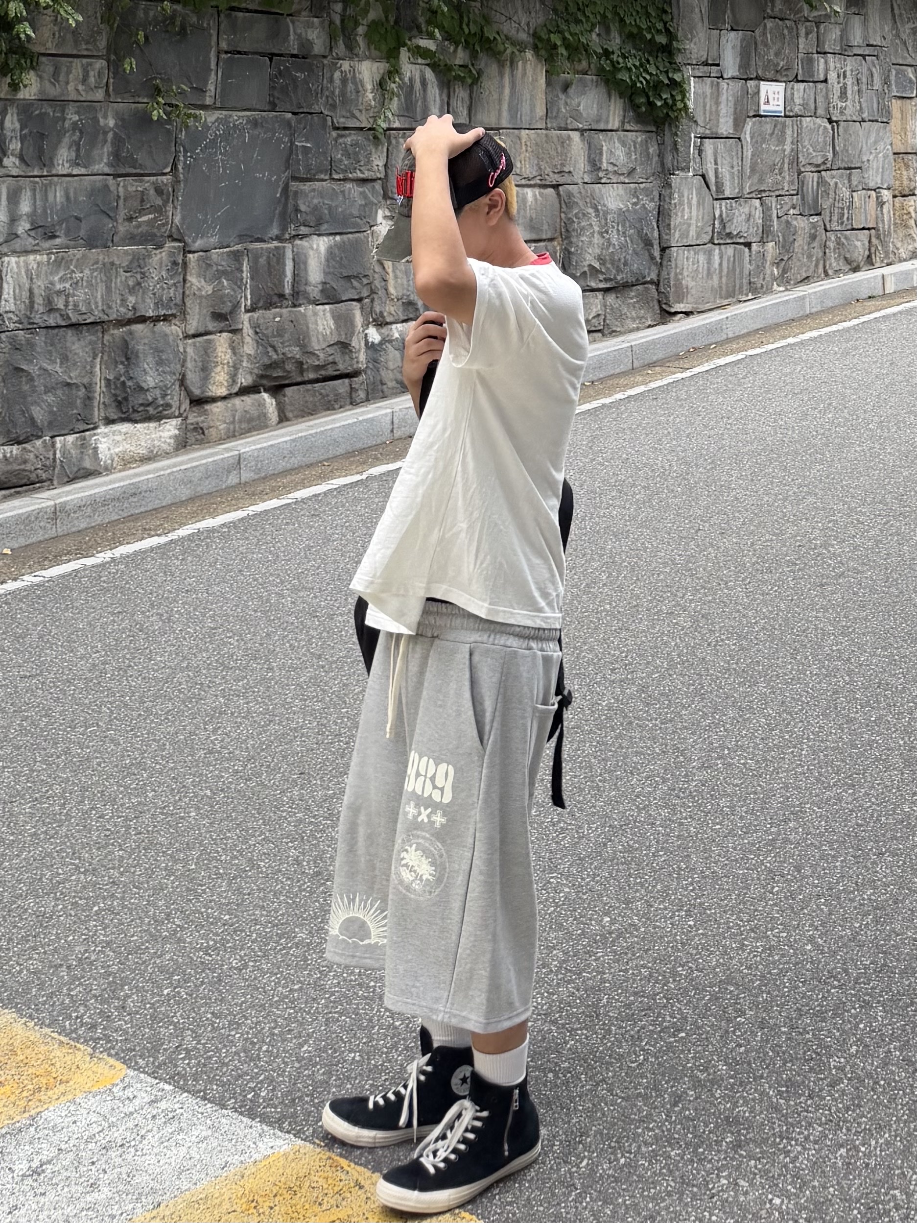 [KREAM 단독] Knitted 1989 Sunrise Graphic Bermuda Half Pants Melange Grey, ETCE Dustline Mesh Cap Khaki 착용 스타일 - 3
