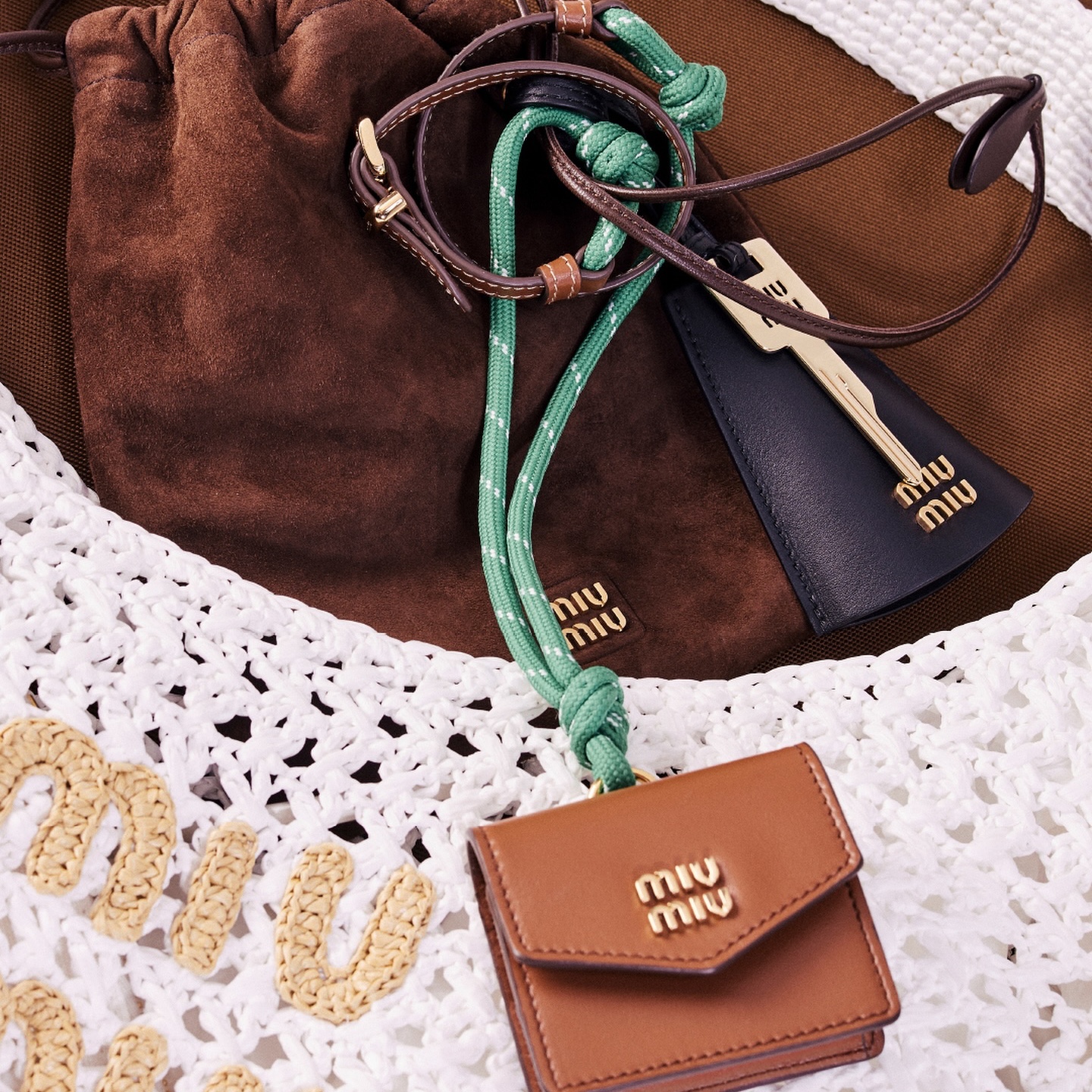 Miu Miu Suede Pouch Cocoa Brown 착용 스타일 - 3