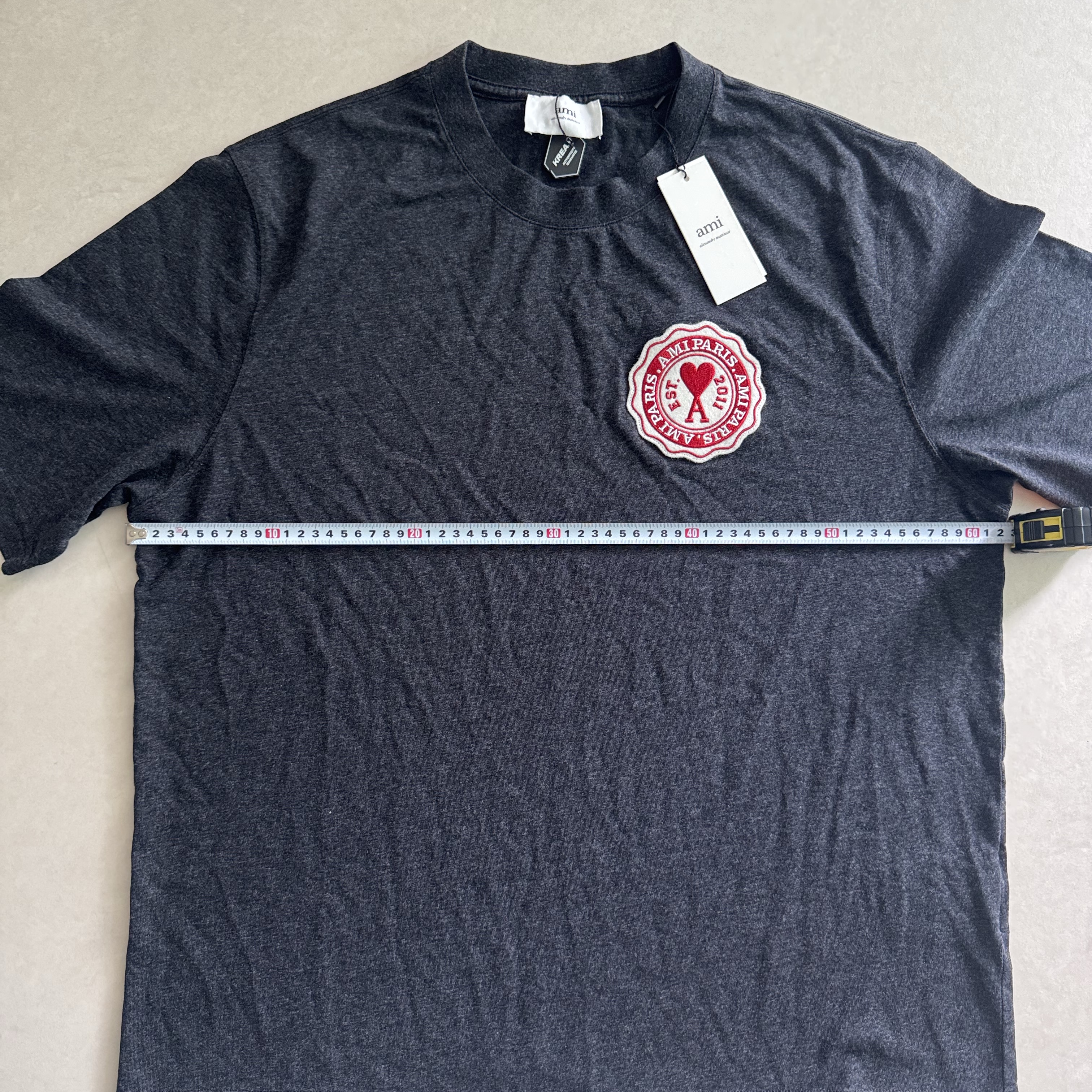 AMI de Coeur Patch T-Shirt Anthracite 착용 스타일 - 6