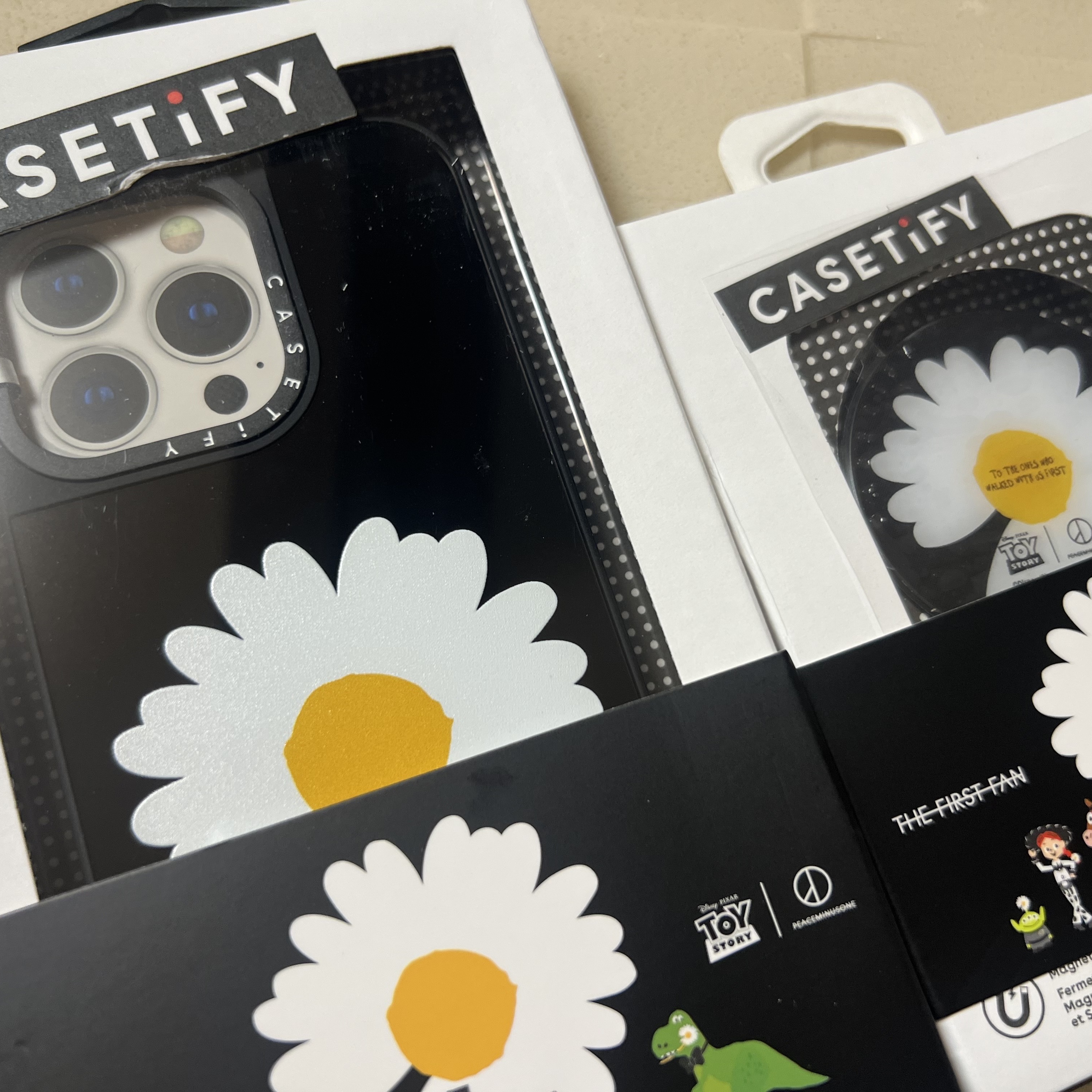 Casetify x Peaceminusone x Toy Story The First Fan Symbol Magsafe Glaze Case 착용 스타일