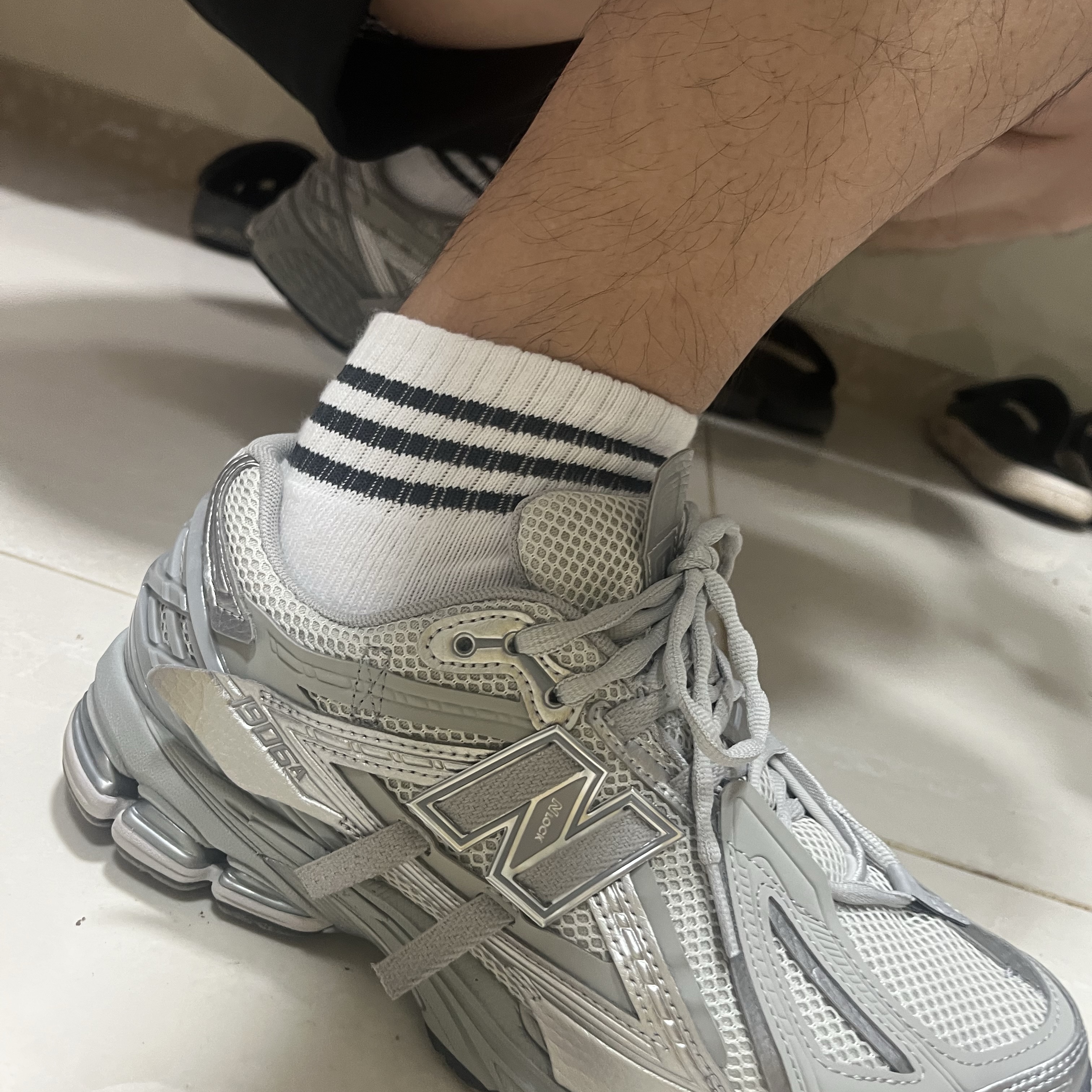 New Balance 1906A Concrete Silver Metallic 착용 스타일 - 2