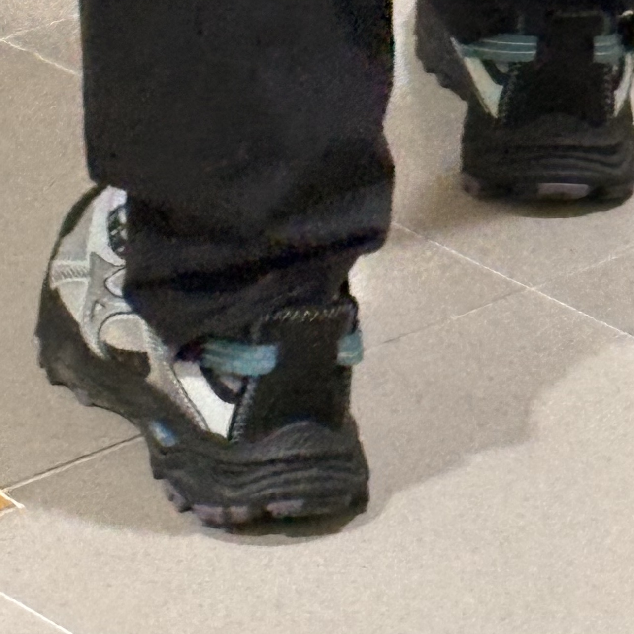 Mizuno Racer Trail SE V2 Gorpcore Silver Black 착용 스타일