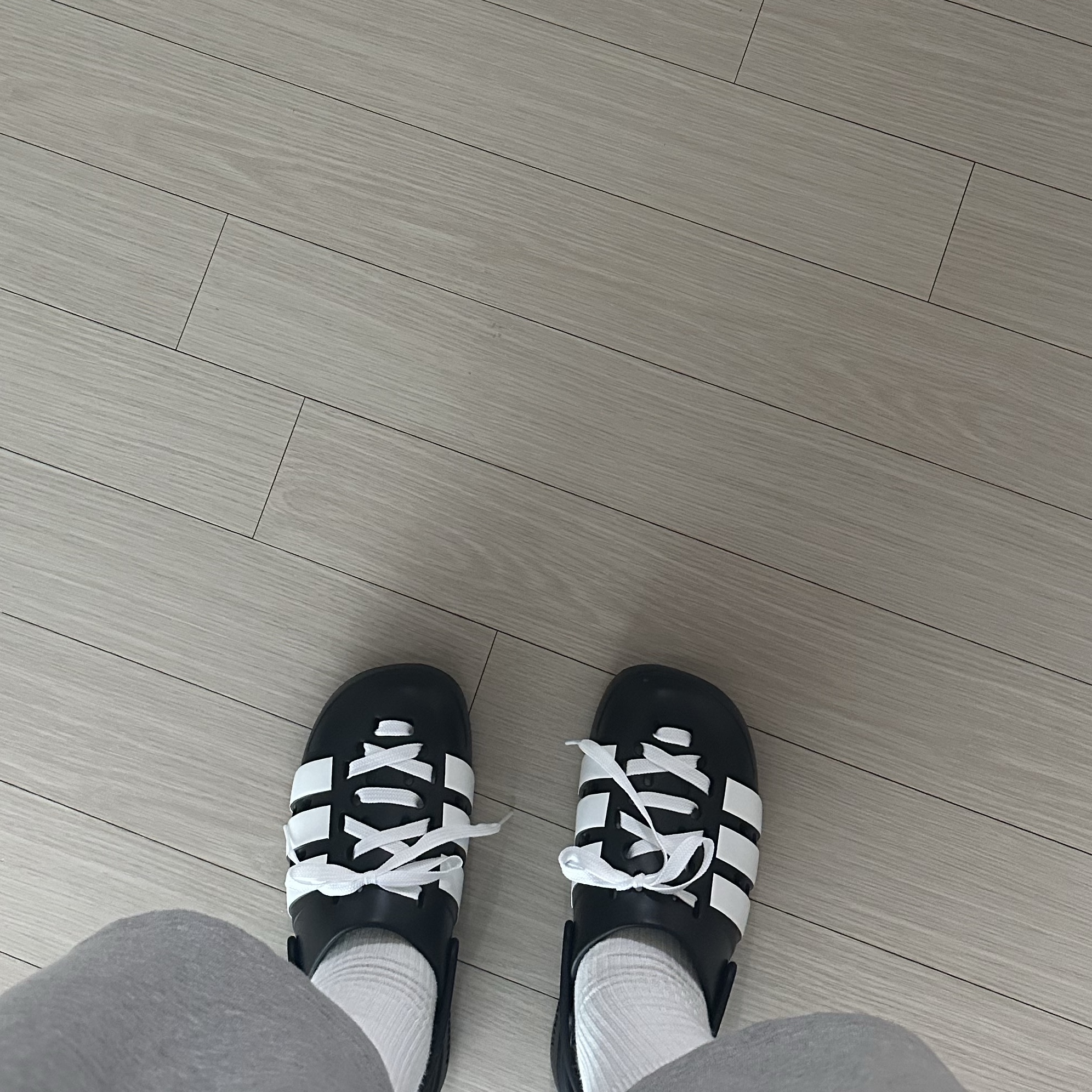 Adidas Sportswear Adilette Clog 2.0 Core Black Cloud White 착용 스타일 - 1