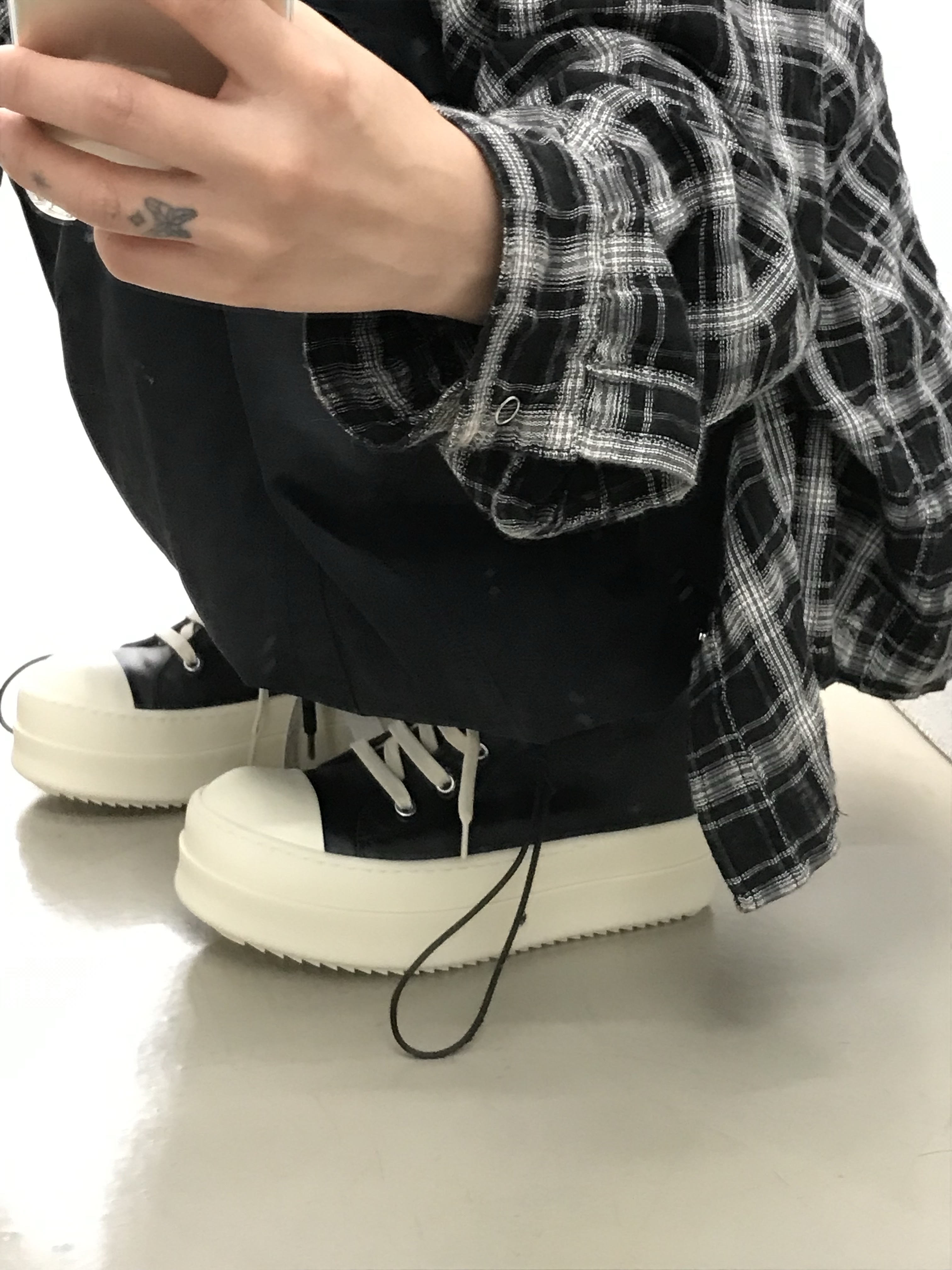 (W) Rick Owens Mega Bumper Sneakers Black Milk 착용 스타일