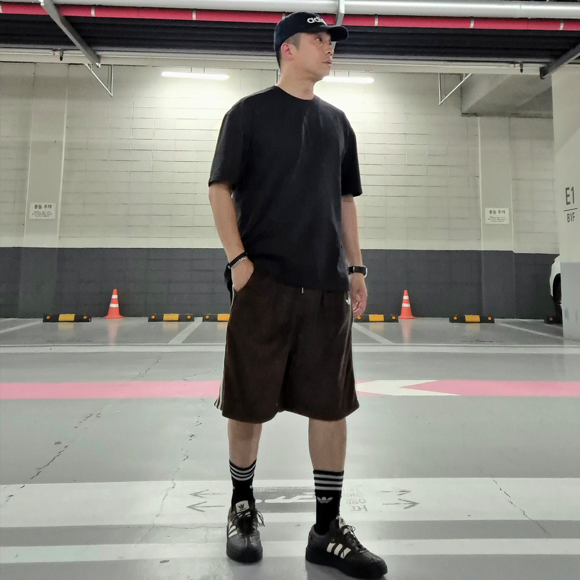 Adidas x Song for the Mute 007 Samba LX Freizeit Aurora Coffee, Adidas x Song for the Mute Cap Black 착용 스타일 - 2