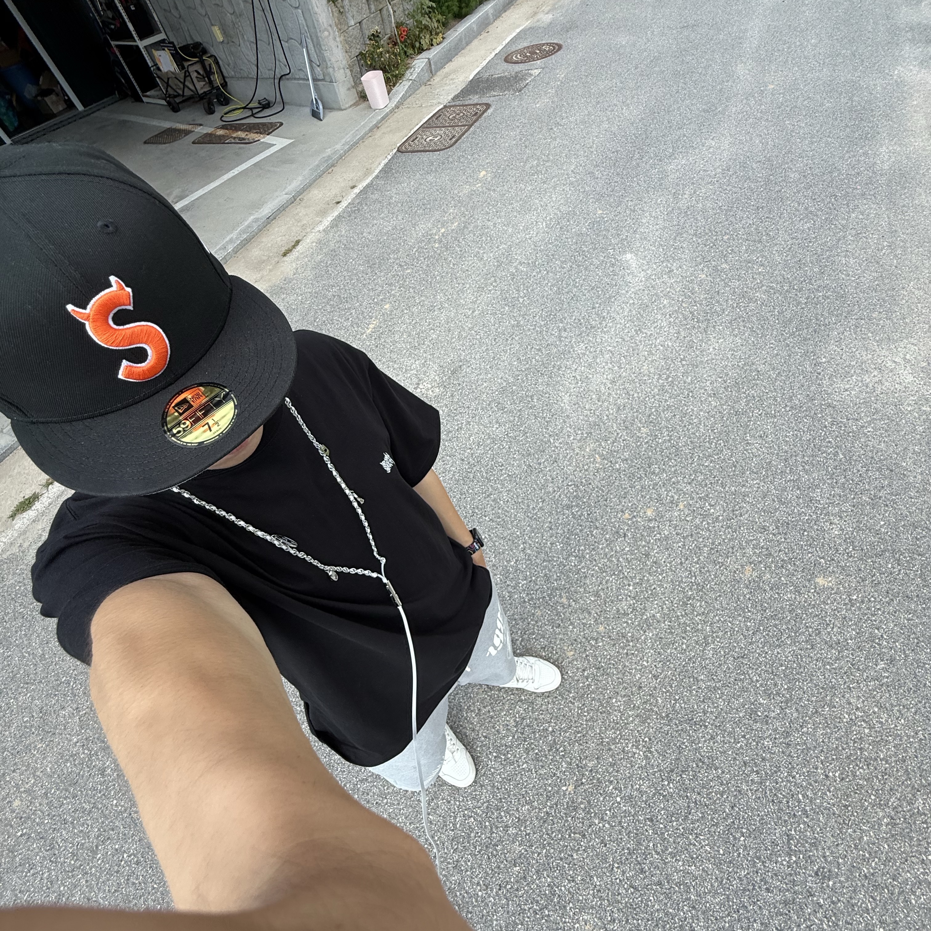 [KREAM 단독] Knitted 1989 Sunrise Graphic Bermuda Half Pants Melange Grey 착용 스타일 - 2