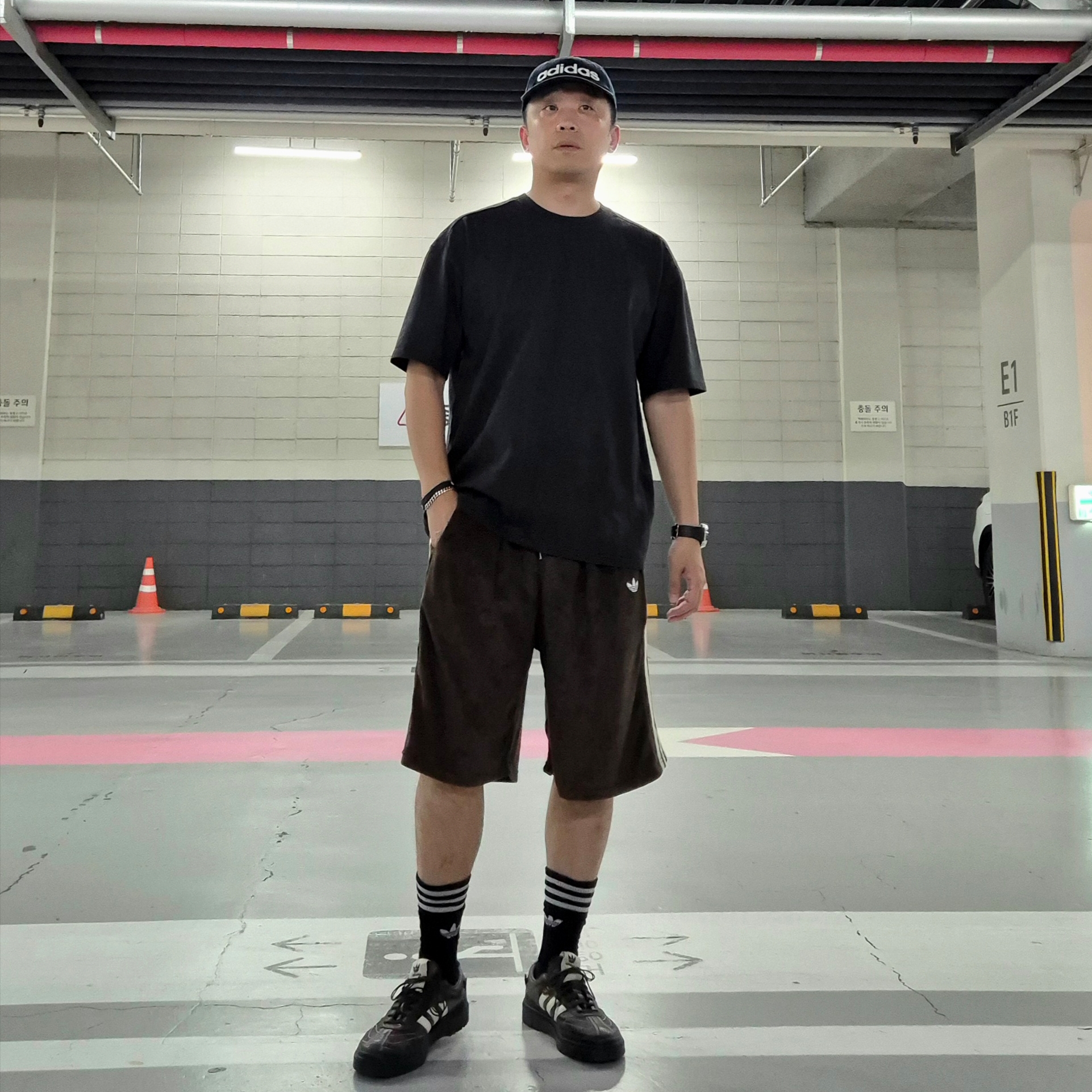 Adidas x Song for the Mute 007 Samba LX Freizeit Aurora Coffee, Adidas x Song for the Mute Cap Black 착용 스타일 - 4