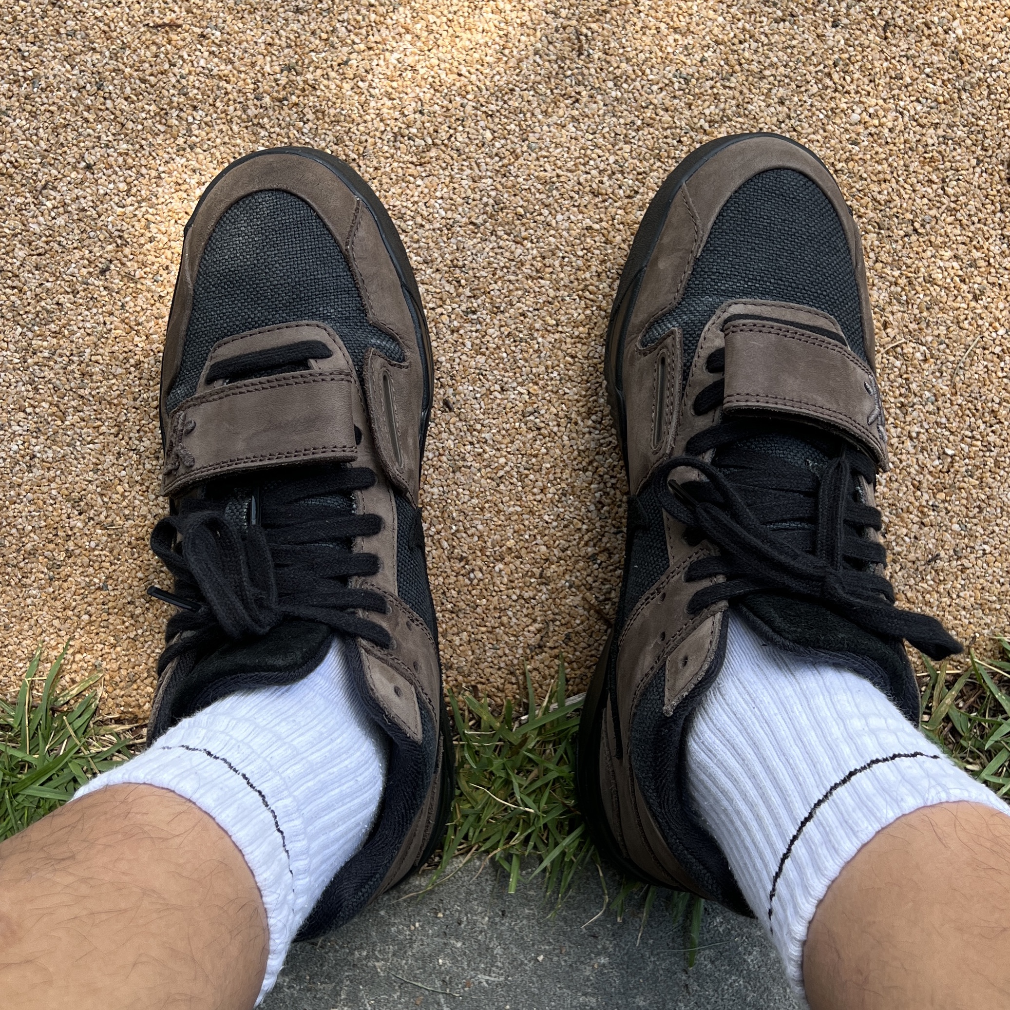 Jordan x Travis Scott Jumpman Jack TR Black and Dark Mocha 착용 스타일 - 2