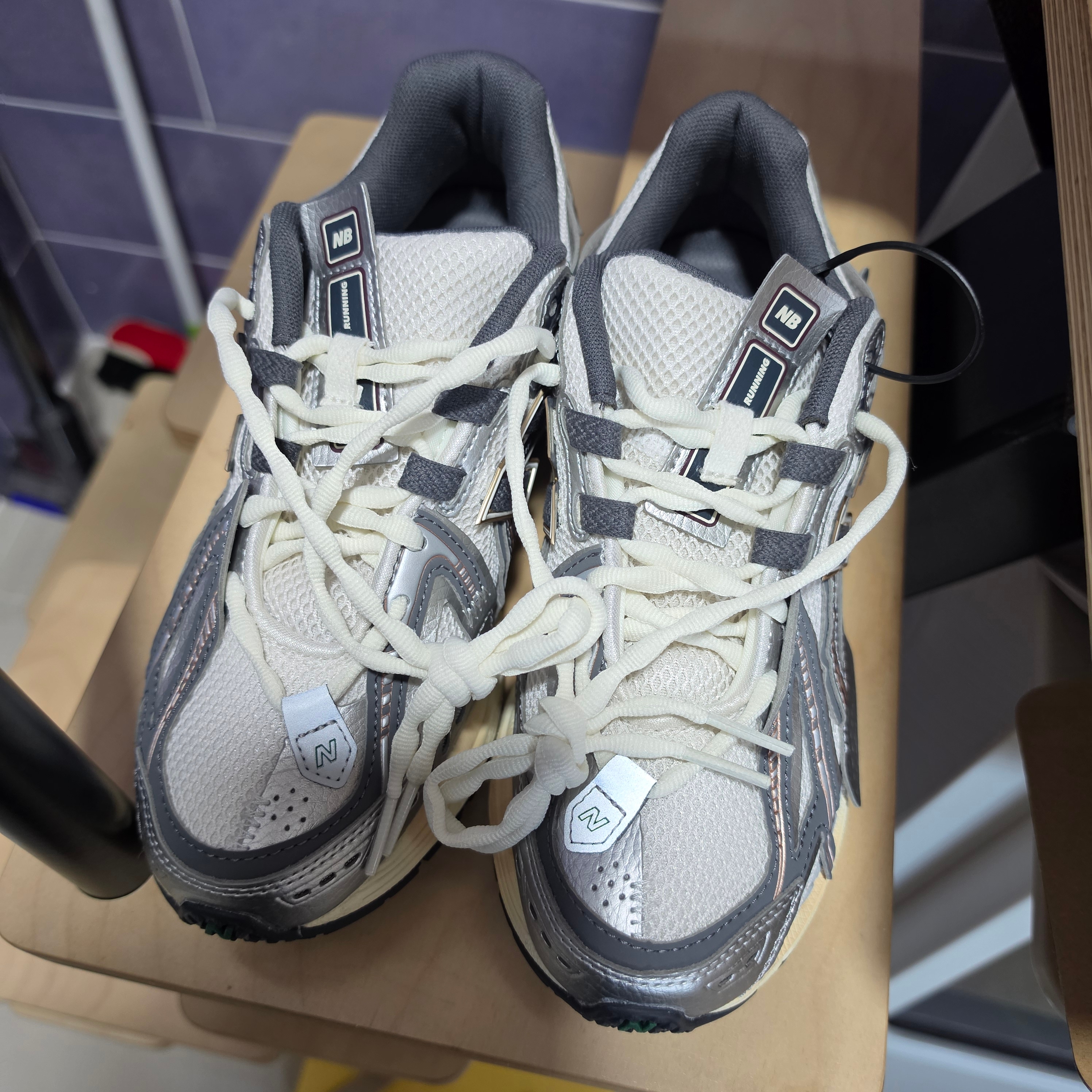 New Balance 1906A Silver Metallic Castlerock 착용 스타일 - 2