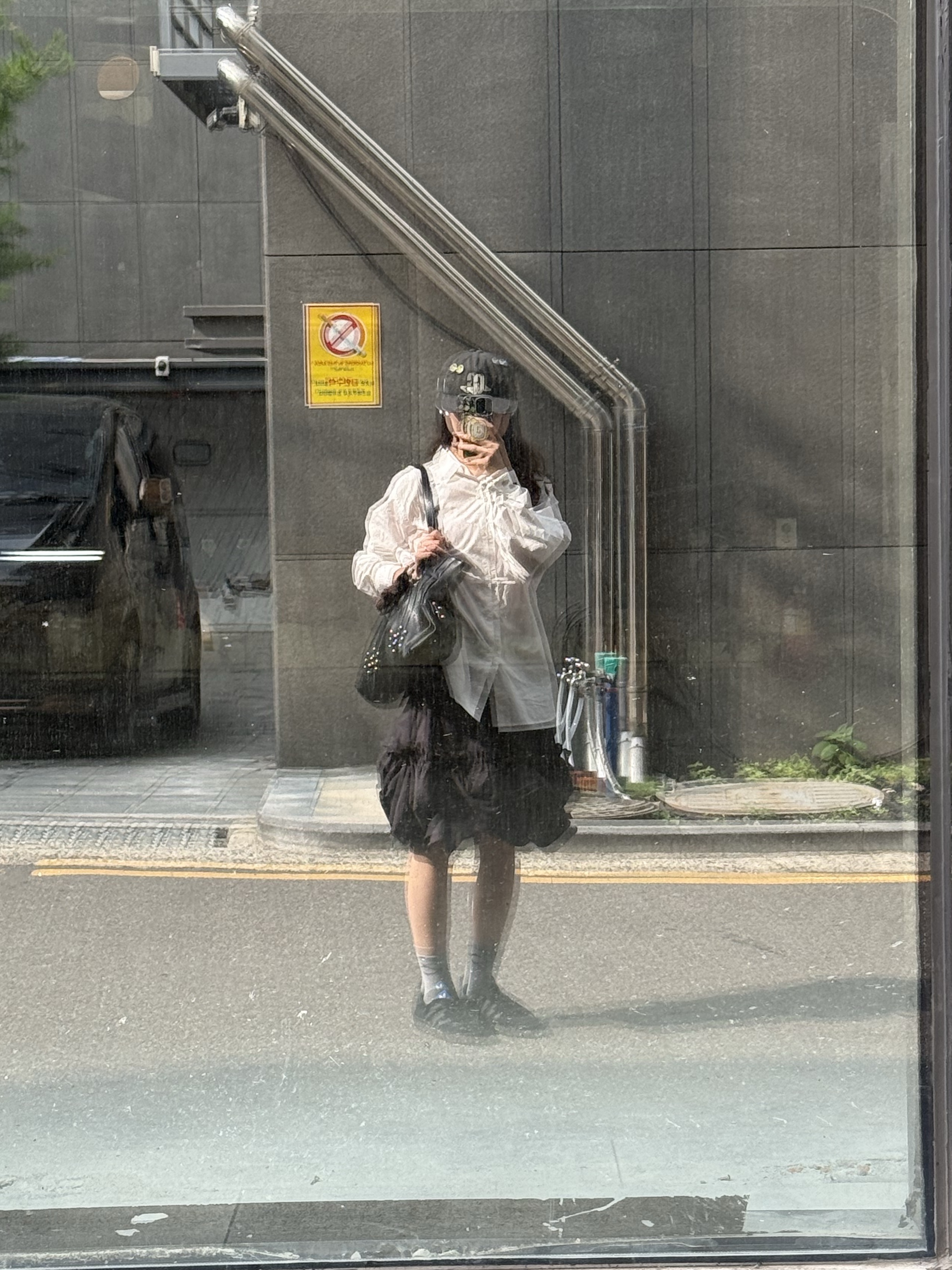 And Wander 120 Ocean Rip Wallet Gray - 26SS, AAPE Basic AAPER Tee Ivory - 26SS 착용 스타일 - 4