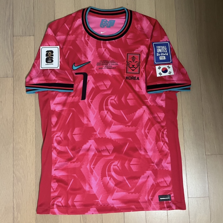 Nike England 2024/25 Dri-Fit ADV Match Home Authentic Jersey White Blue Void (Non Marking Ver.), Nike Korea 2023/24 Dri-Fit Stadium Home Replica Jersey Black Global Red - Asia (Non Marking Ver.) 착용 스타일 - 8