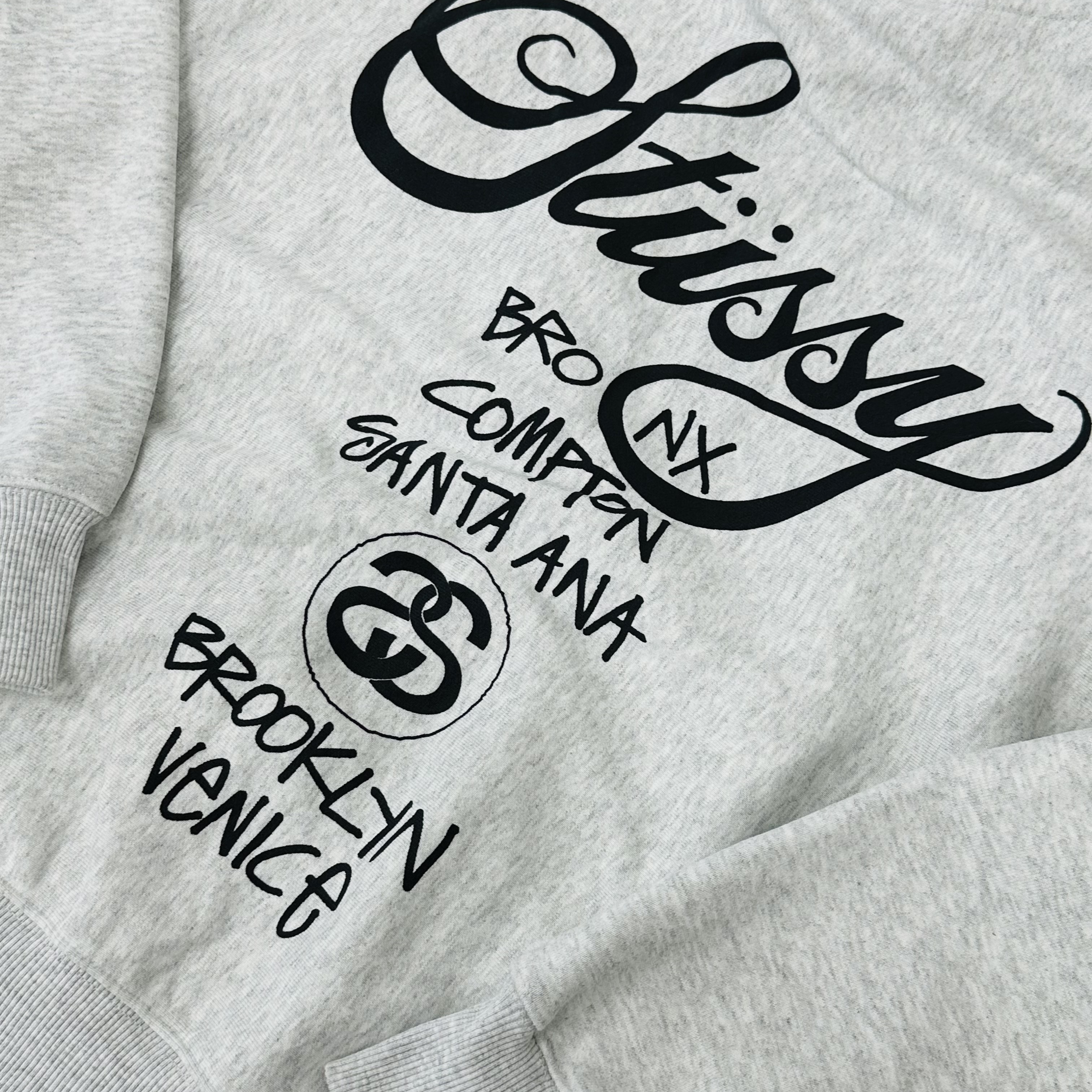 Stussy World Tour Zip Hoodie Ash Heather 2025 착용 스타일 - 2