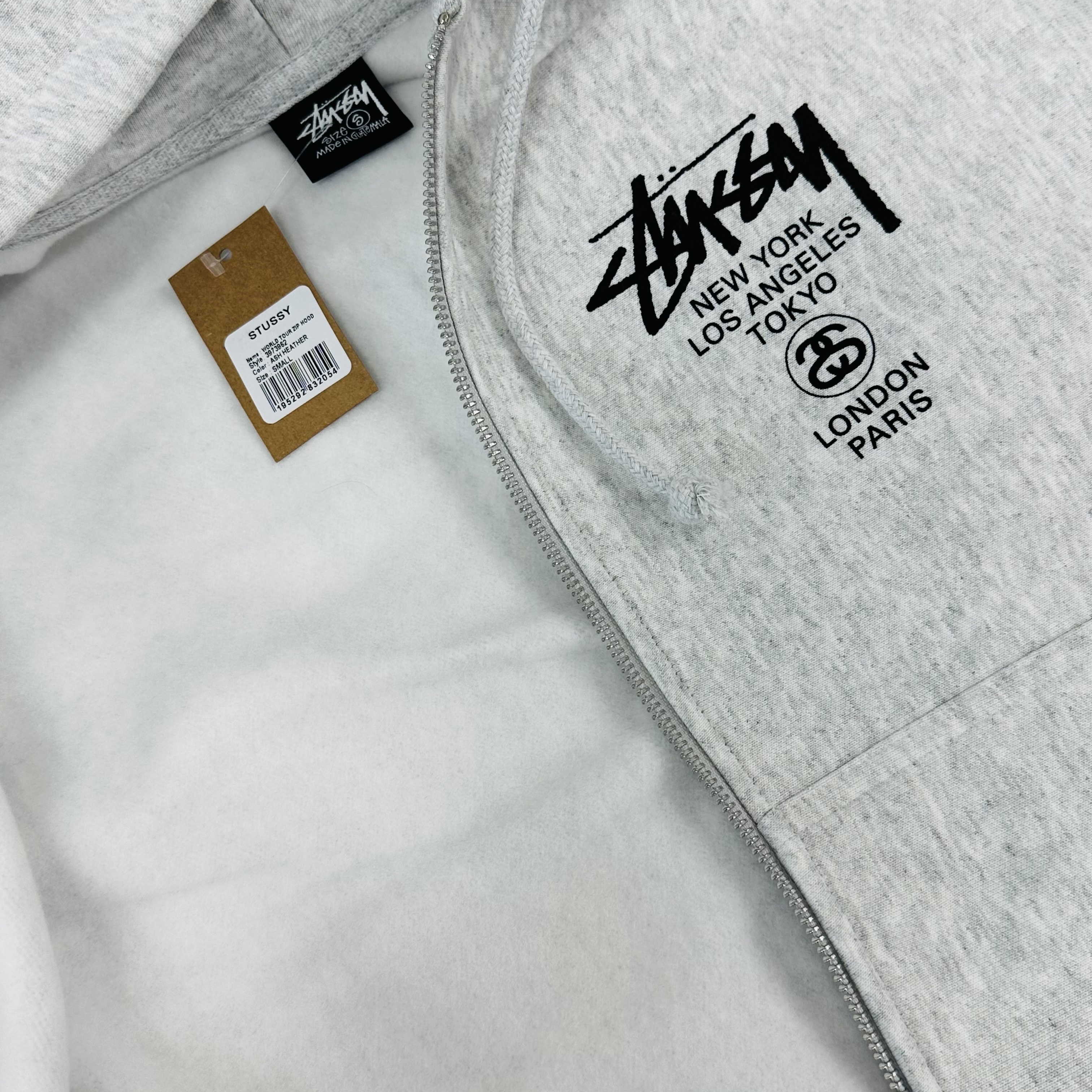 Stussy World Tour Zip Hoodie Ash Heather 2025 착용 스타일 - 1
