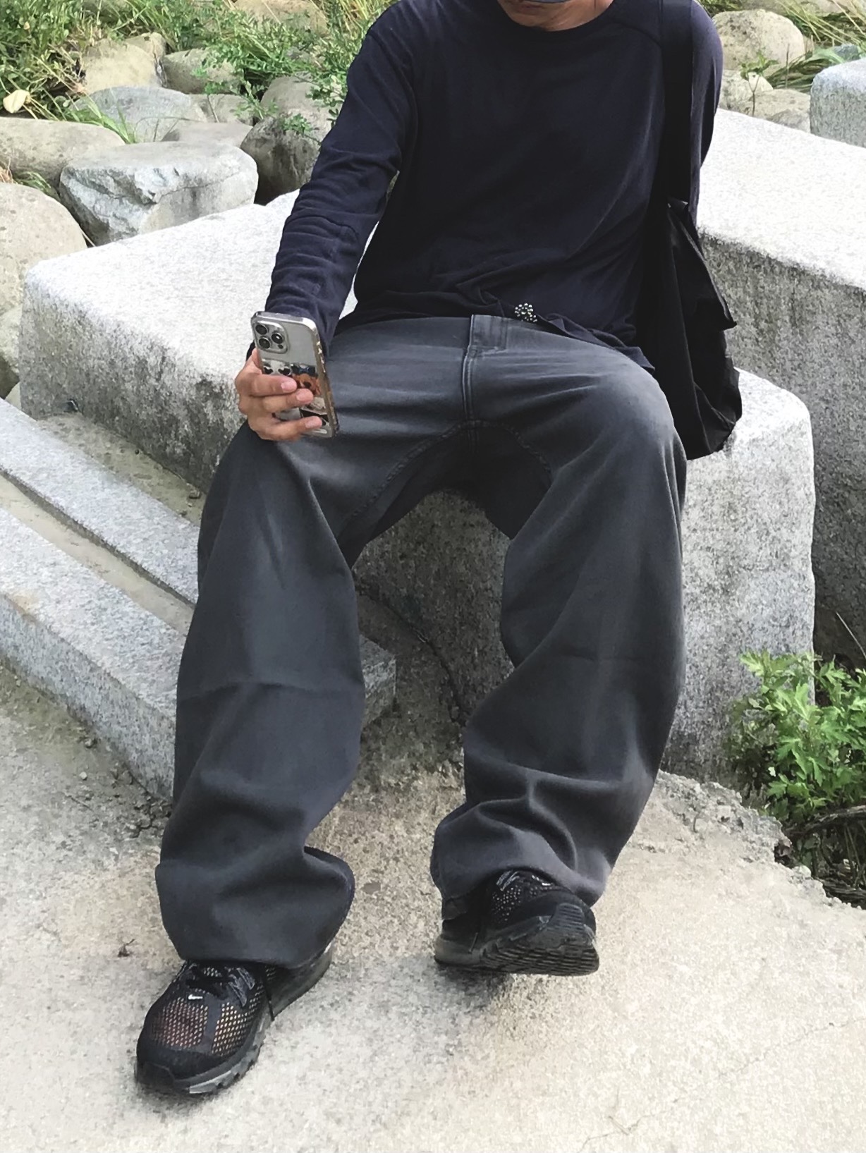 Hatchingroom x Worthwhile Movement W&H Cap Washed Black, Hatchingroom Double Sleeve T-Shirt Blue Charcoal 착용 스타일 - 2
