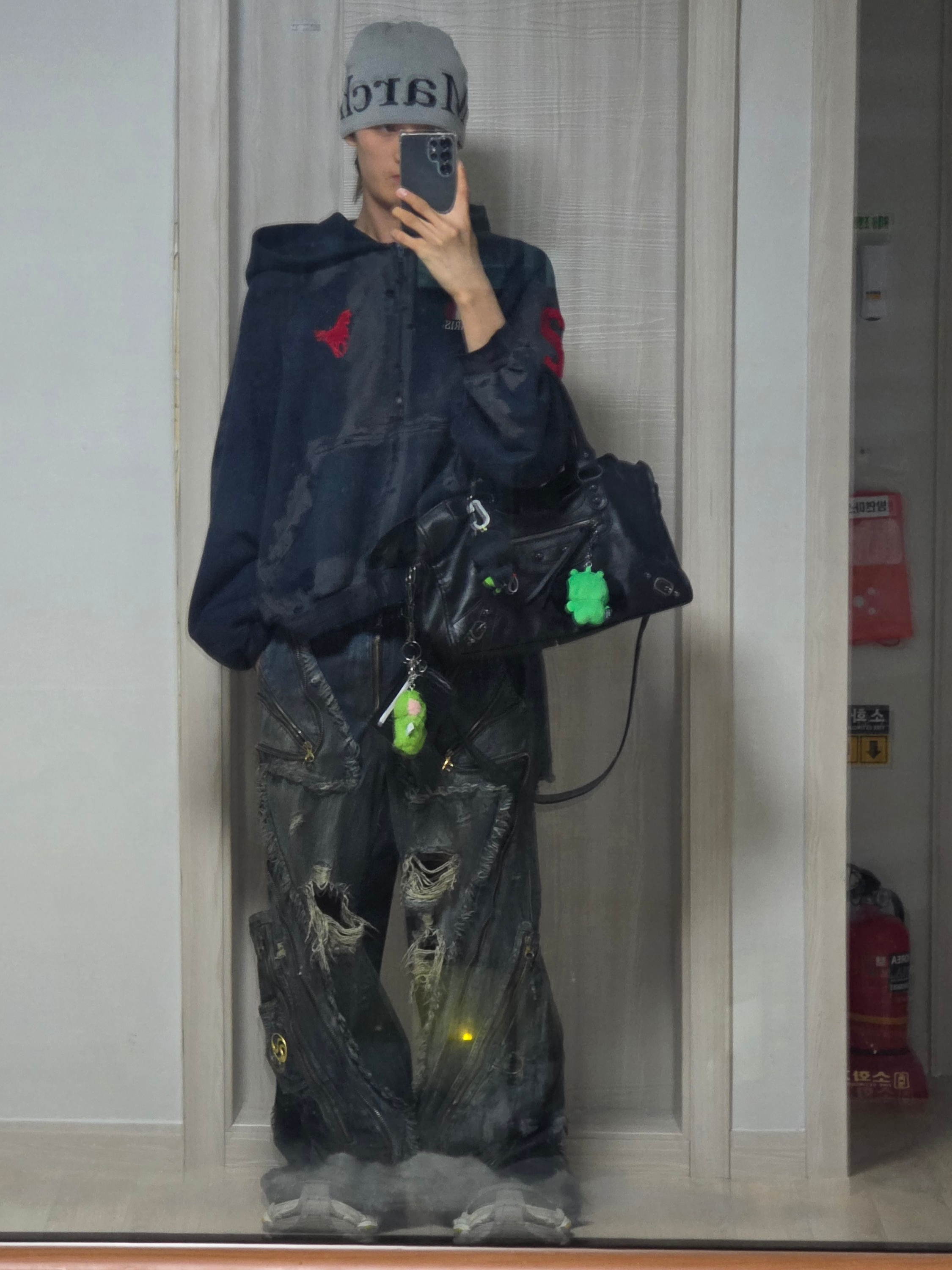 Balenciaga 3XL Sneakers Light Beige, Balenciaga Cut-Up Baggy Pants Black 착용 스타일 - 5