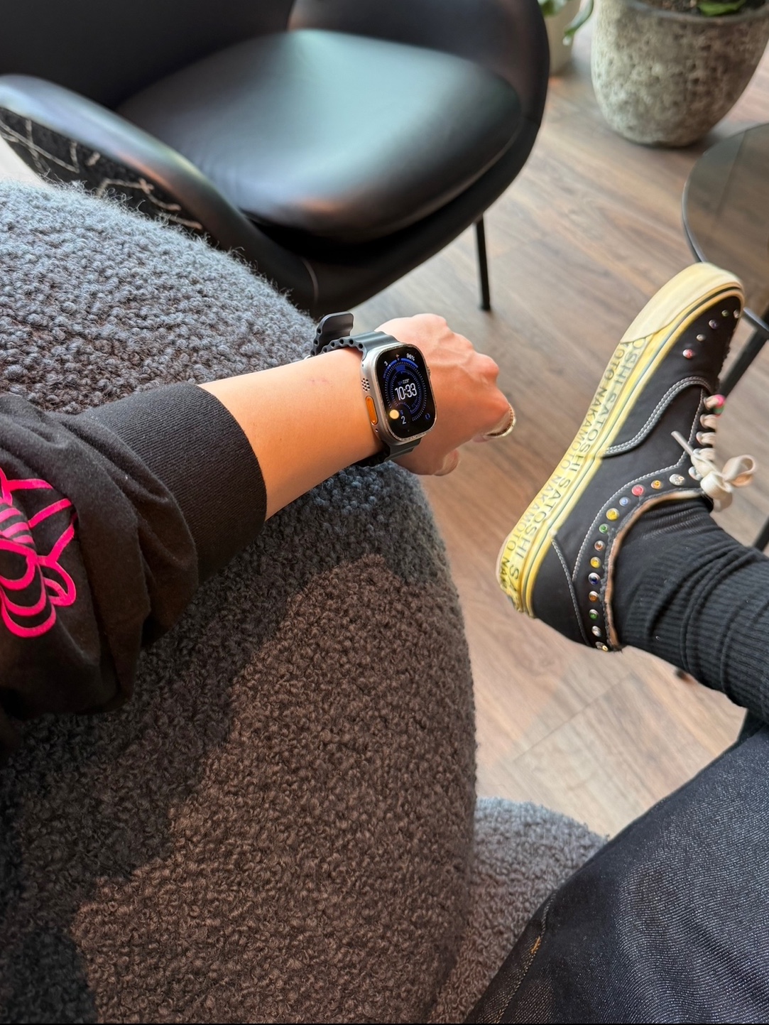 Chrome Hearts Horseshoe Logo Long Sleeve T-Shirt Black Pink, Vans x Satoshi Nakamoto OTW Era 95 Gems Black 착용 스타일 - 3