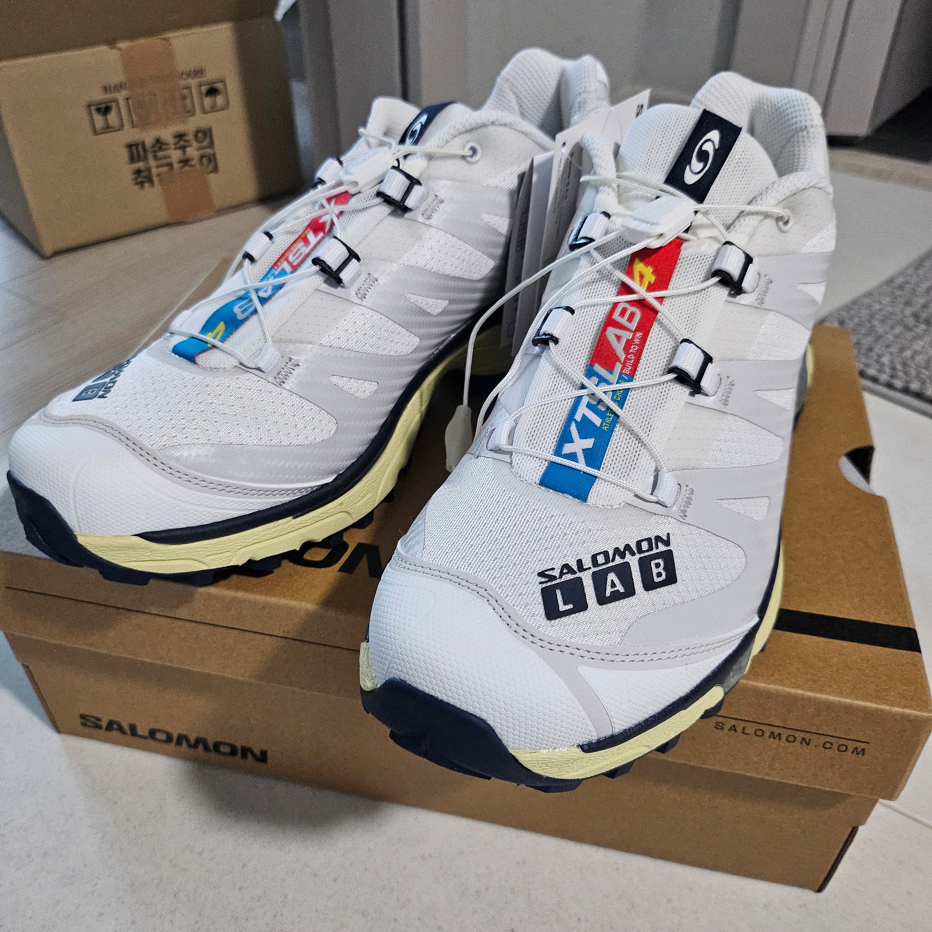 Salomon XT-4 OG White Lunar Rock Night Sky 착용 스타일