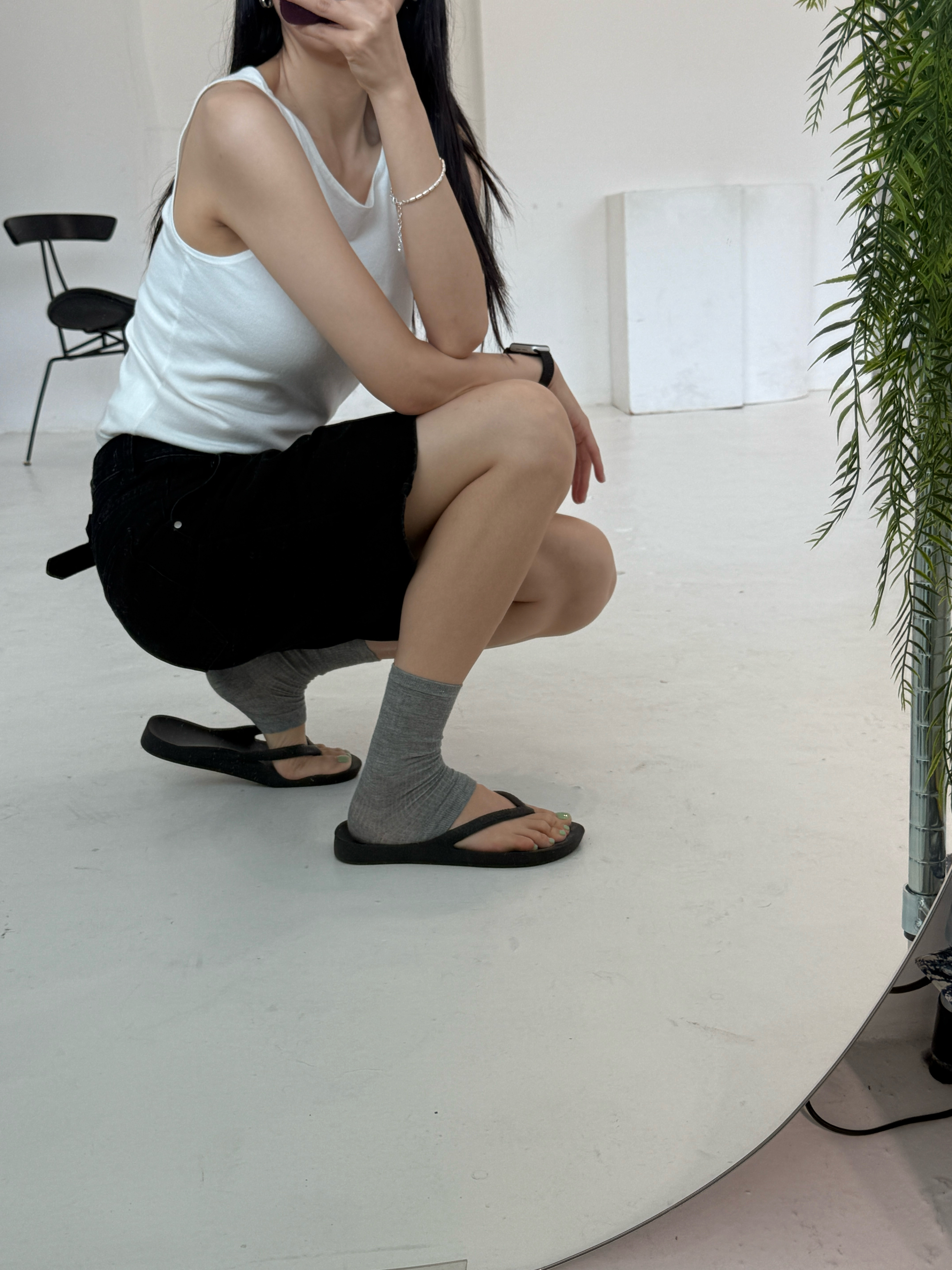 [KREAM 단독][니티드X림박스] Knitted Relaxed Washing Denim Two-Tuck Cinch Back Shorts Black 착용 스타일 - 6