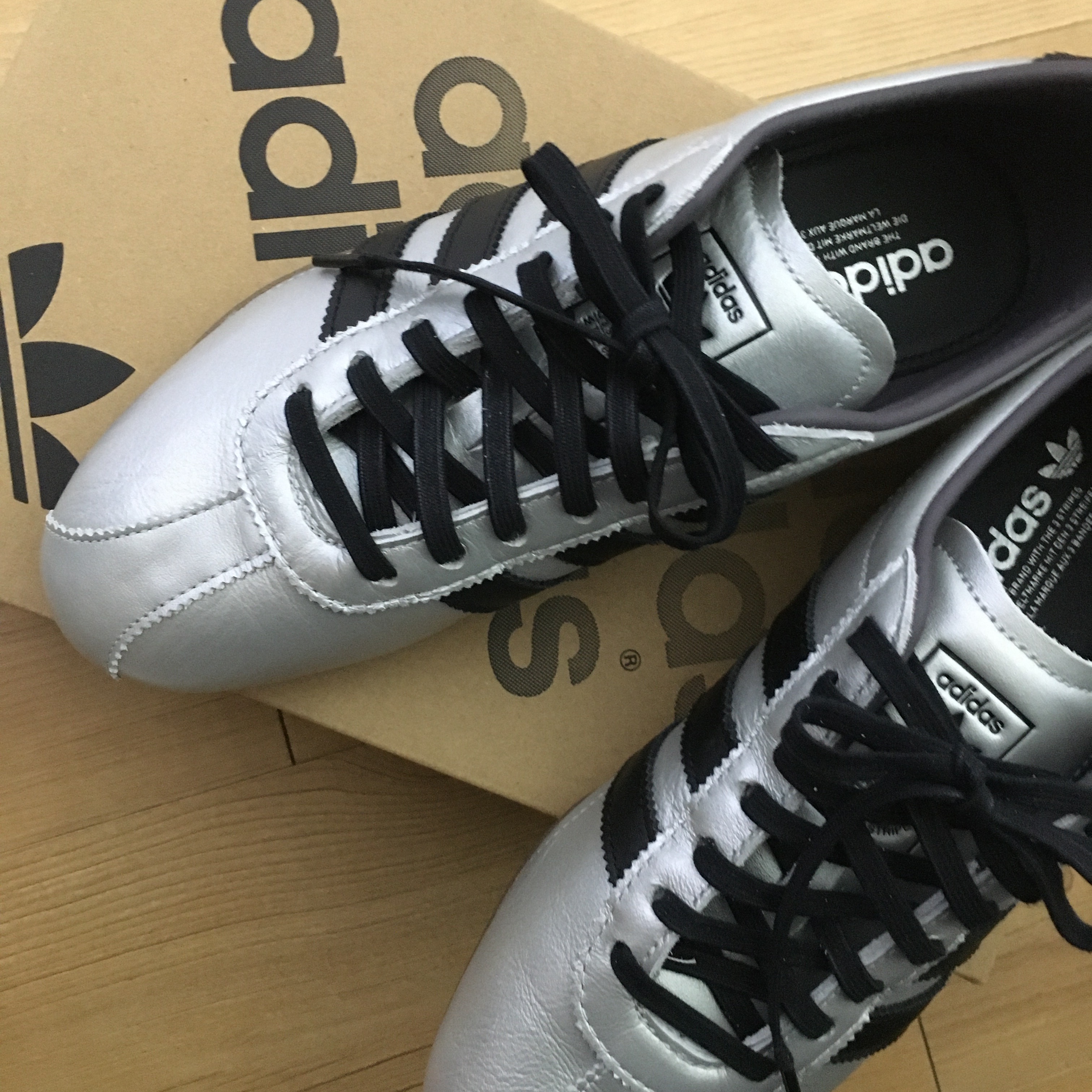 (W) Adidas Tokyo Silver Metallic Core Black 착용 스타일