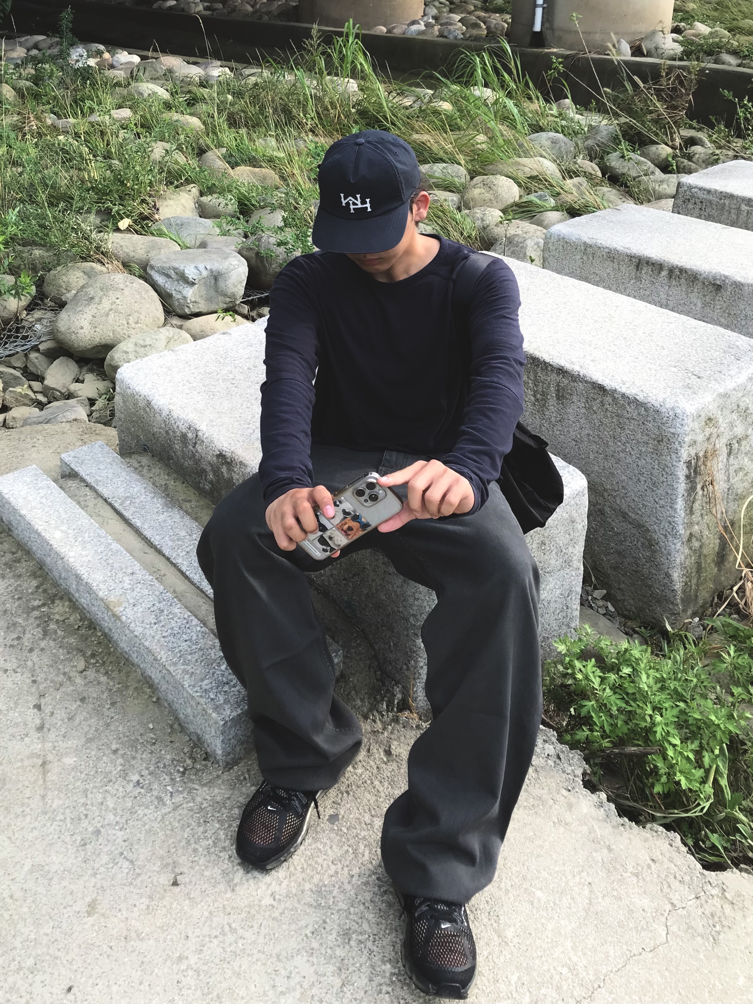 Hatchingroom x Worthwhile Movement W&H Cap Washed Black, Hatchingroom Double Sleeve T-Shirt Blue Charcoal 착용 스타일 - 3