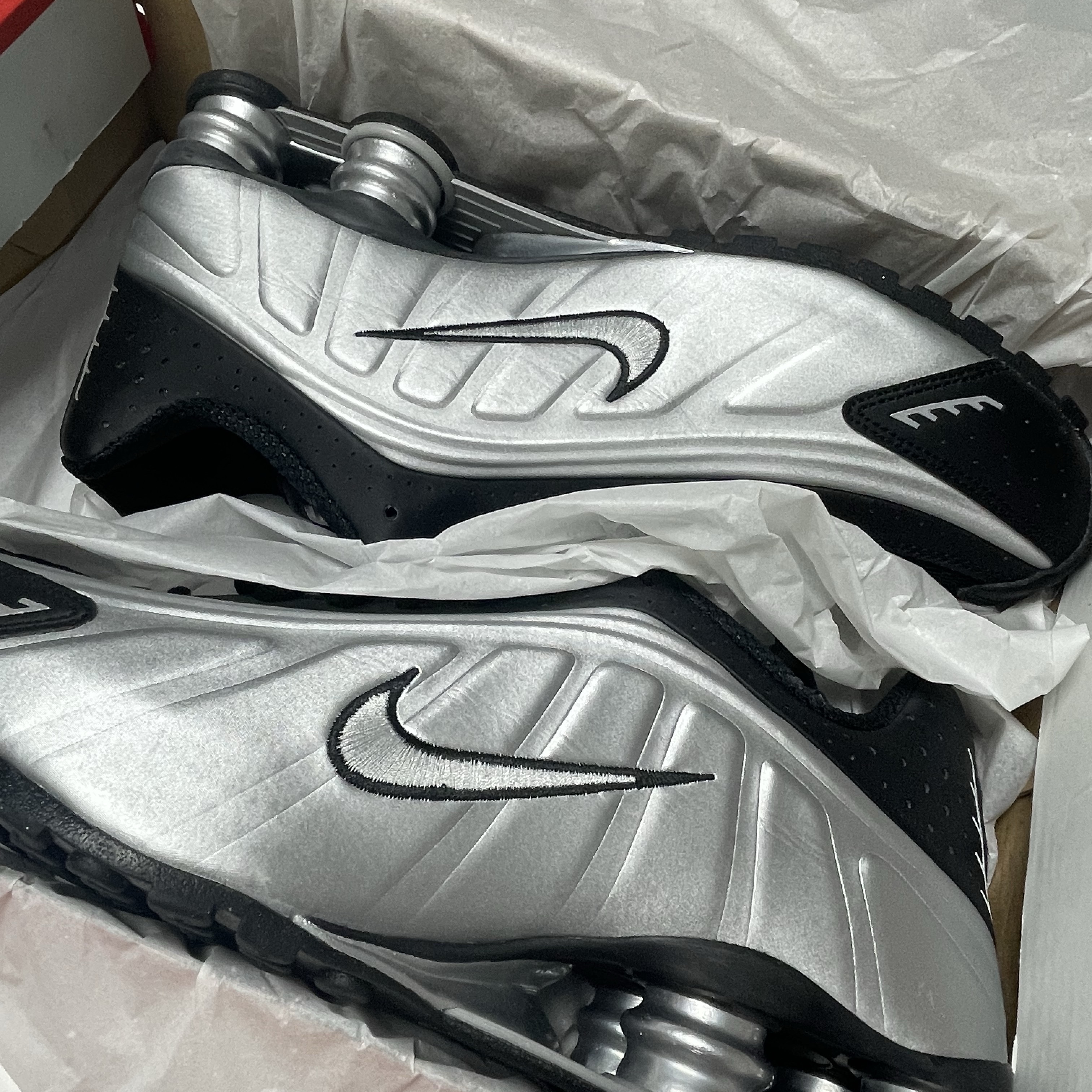 Nike Shox R4 Metallic Silver Black 착용 스타일