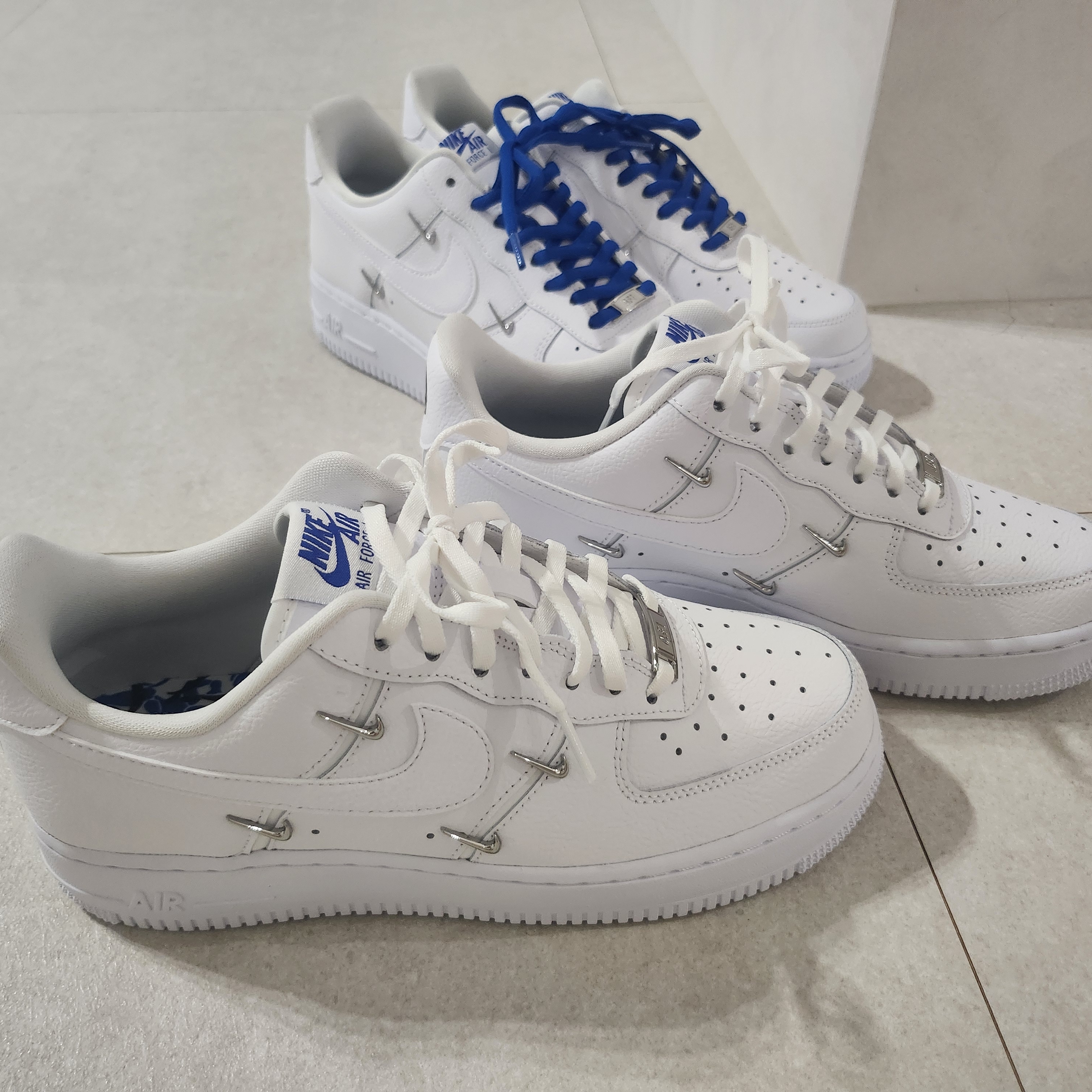 (W) Nike Air Force 1 Low '07 LX Chrome Luxe 착용 스타일 - 1