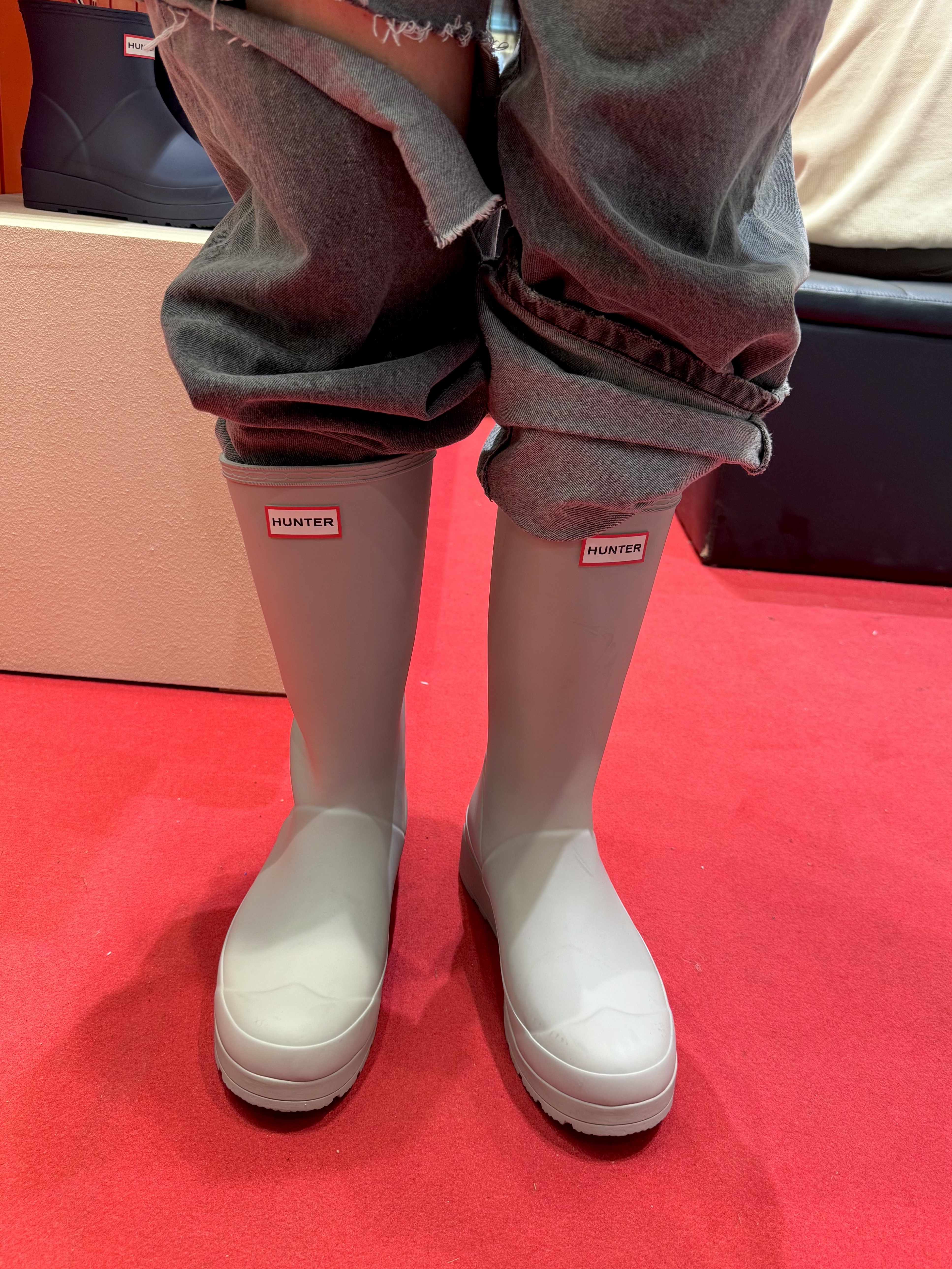 (W) Hunter Play Tall Wellington Rain Boots Zinc Grey 착용 스타일 - 1