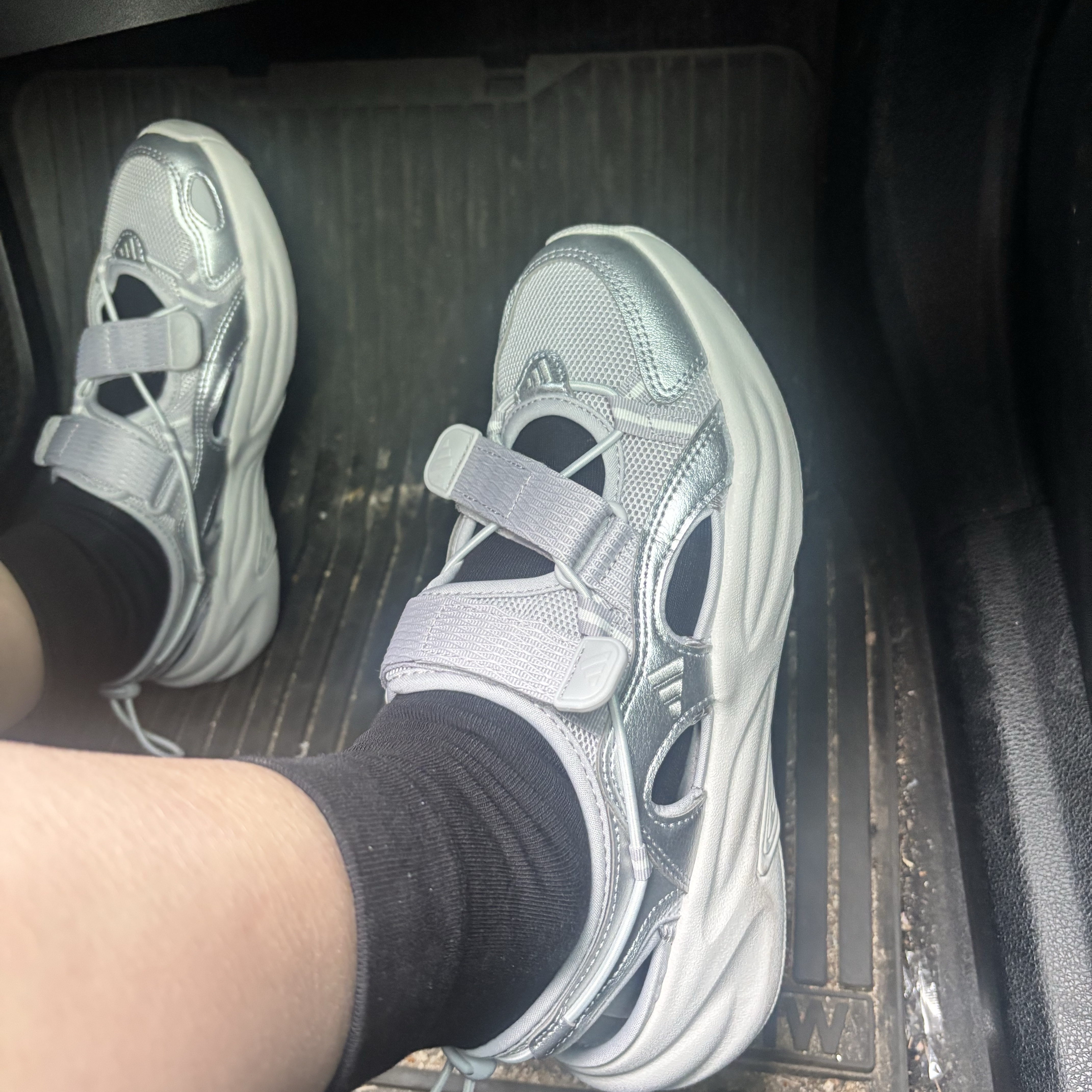 (W) Adidas Ozwave Sandal Grey Two Silver Metallic 착용 스타일