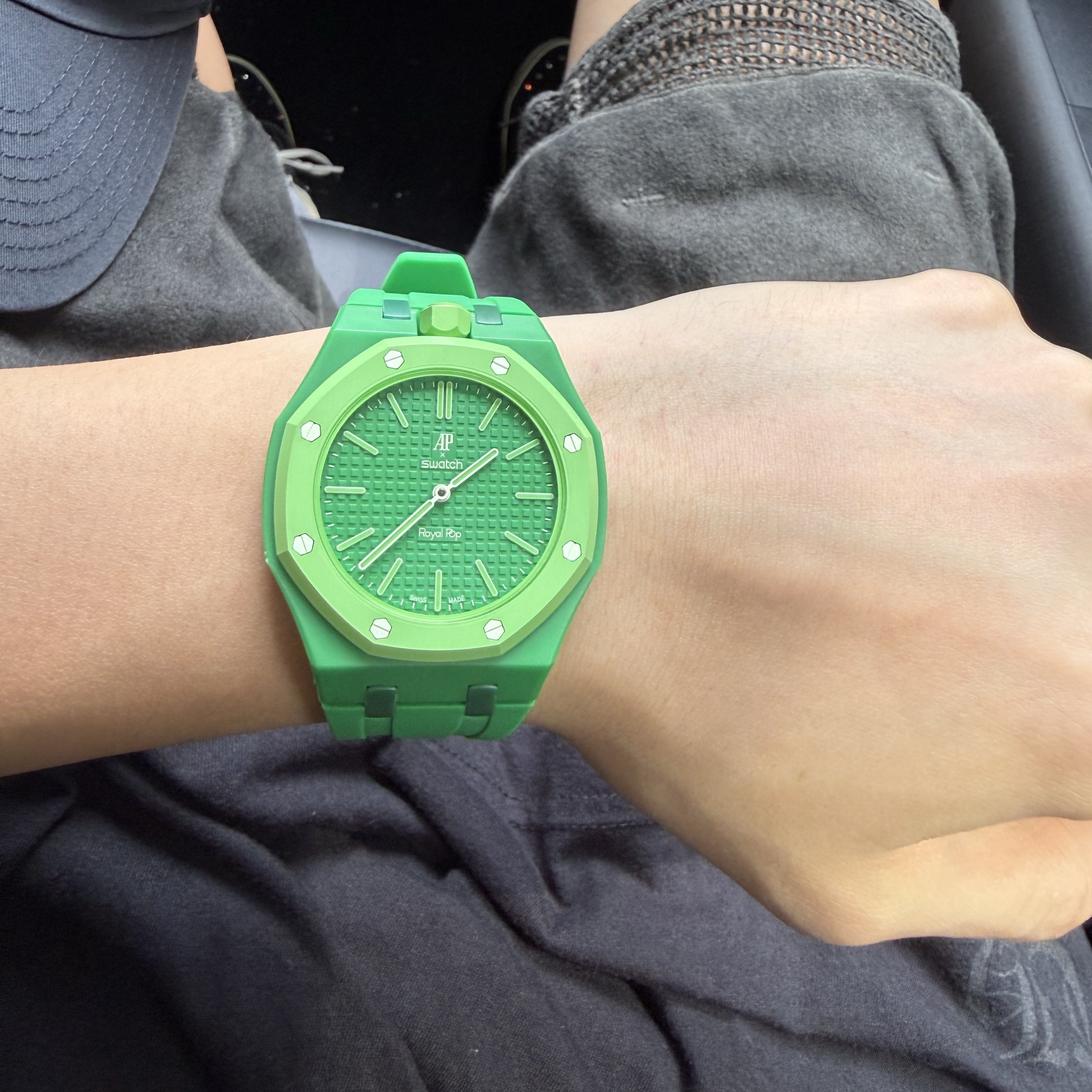 Swatch x Audemars Piguet Bioceramic Royal Pop Green Eight 착용 스타일