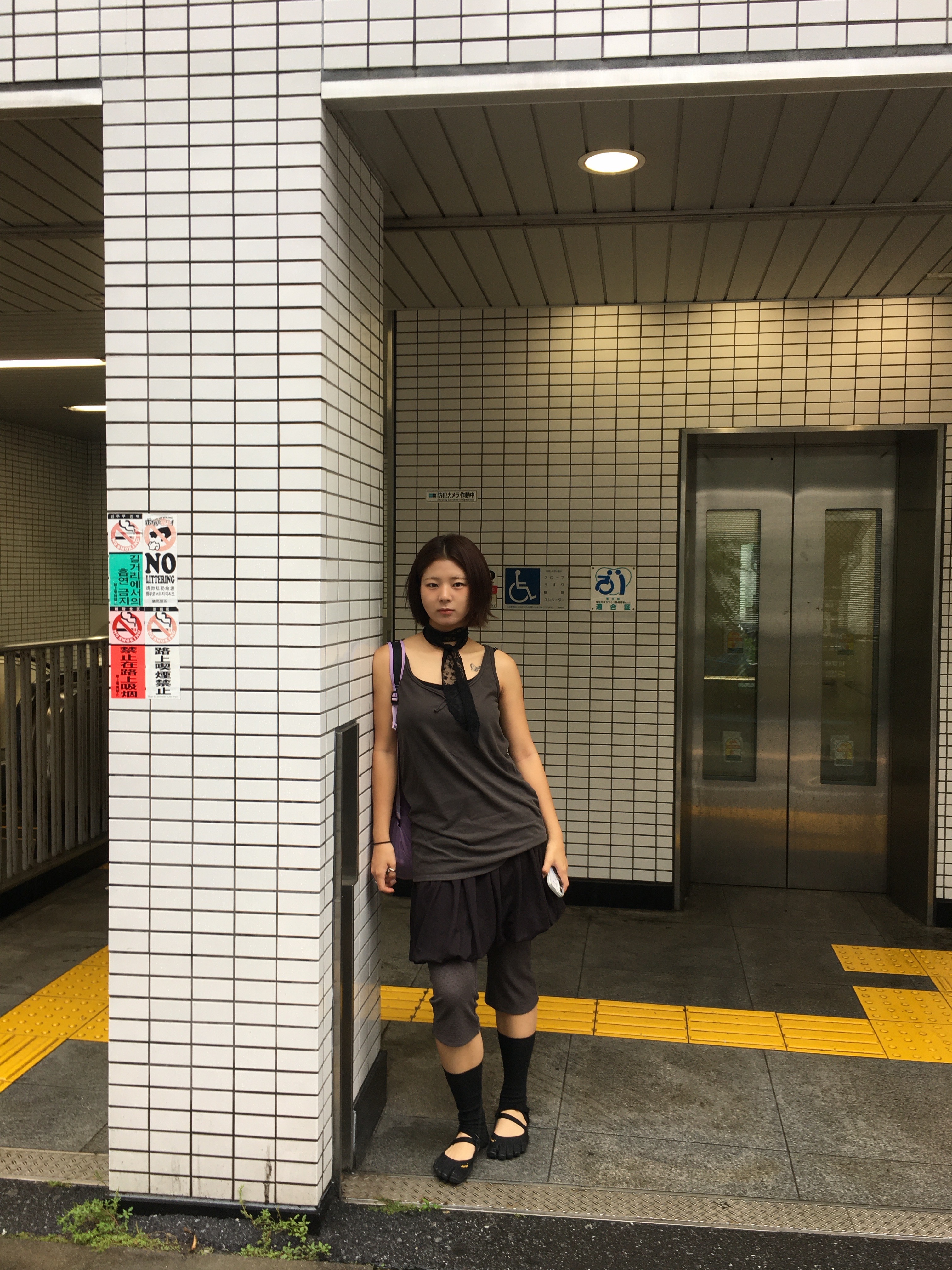COYSEIO 038 Raw Edge Sleeveless Charcoal, COYSEIO 038 Mini Waffle Folding Leggings Charcoal 착용 스타일