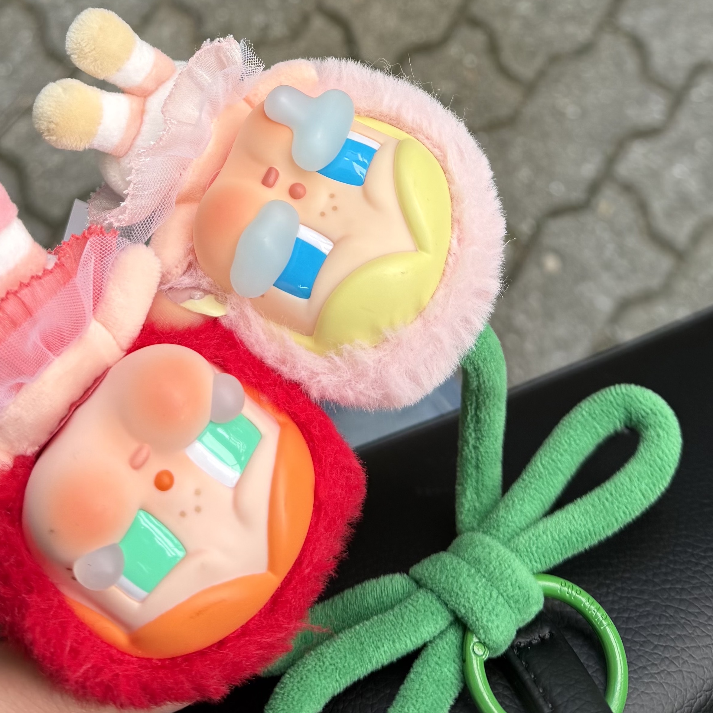 Pop Mart Crybaby Crying For Love Series Vinyl Plush 착용 스타일