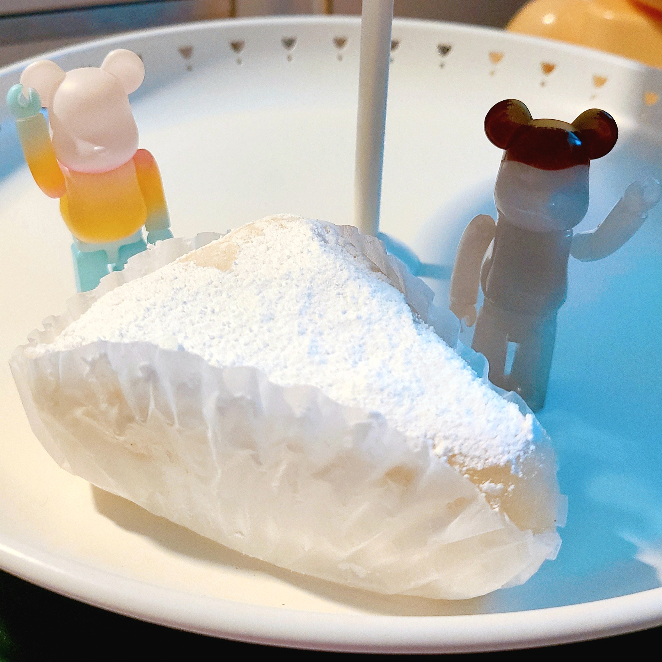 [KREAM 단독] What A Bread Mochi Cheesecake, Bearbrick Series 34 Sealed Case 100% (24 Blind Boxes) 착용 스타일 - 1