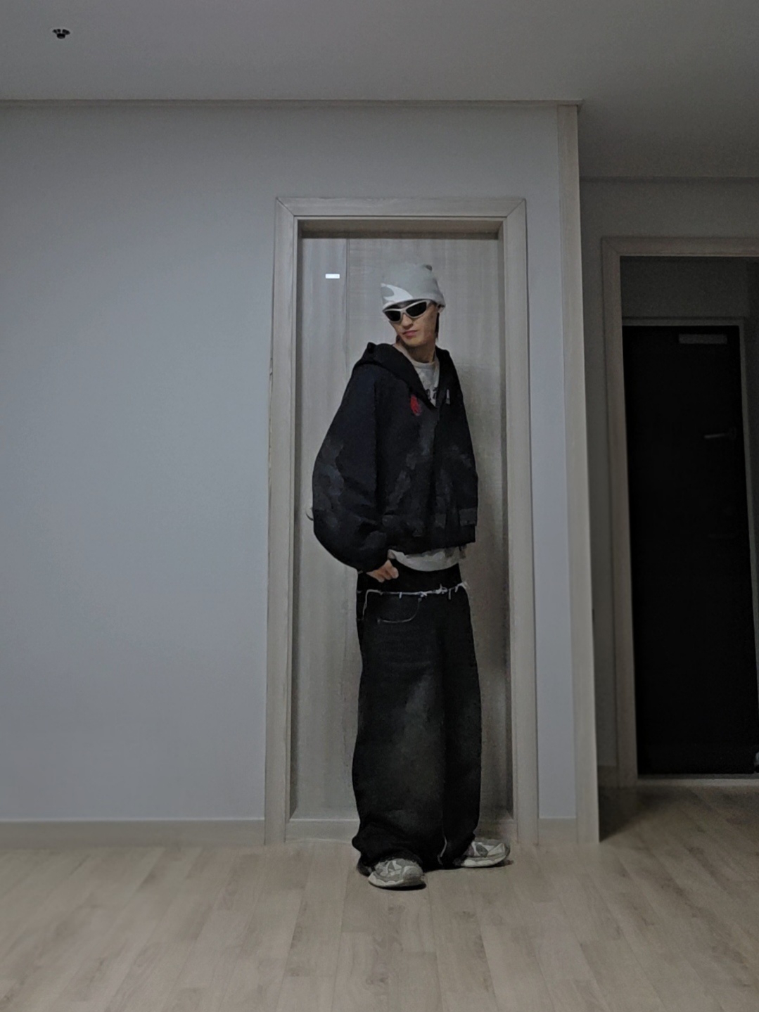 Balenciaga 3XL Sneakers Light Beige, Balenciaga Cut-Up Baggy Pants Black 착용 스타일 - 1