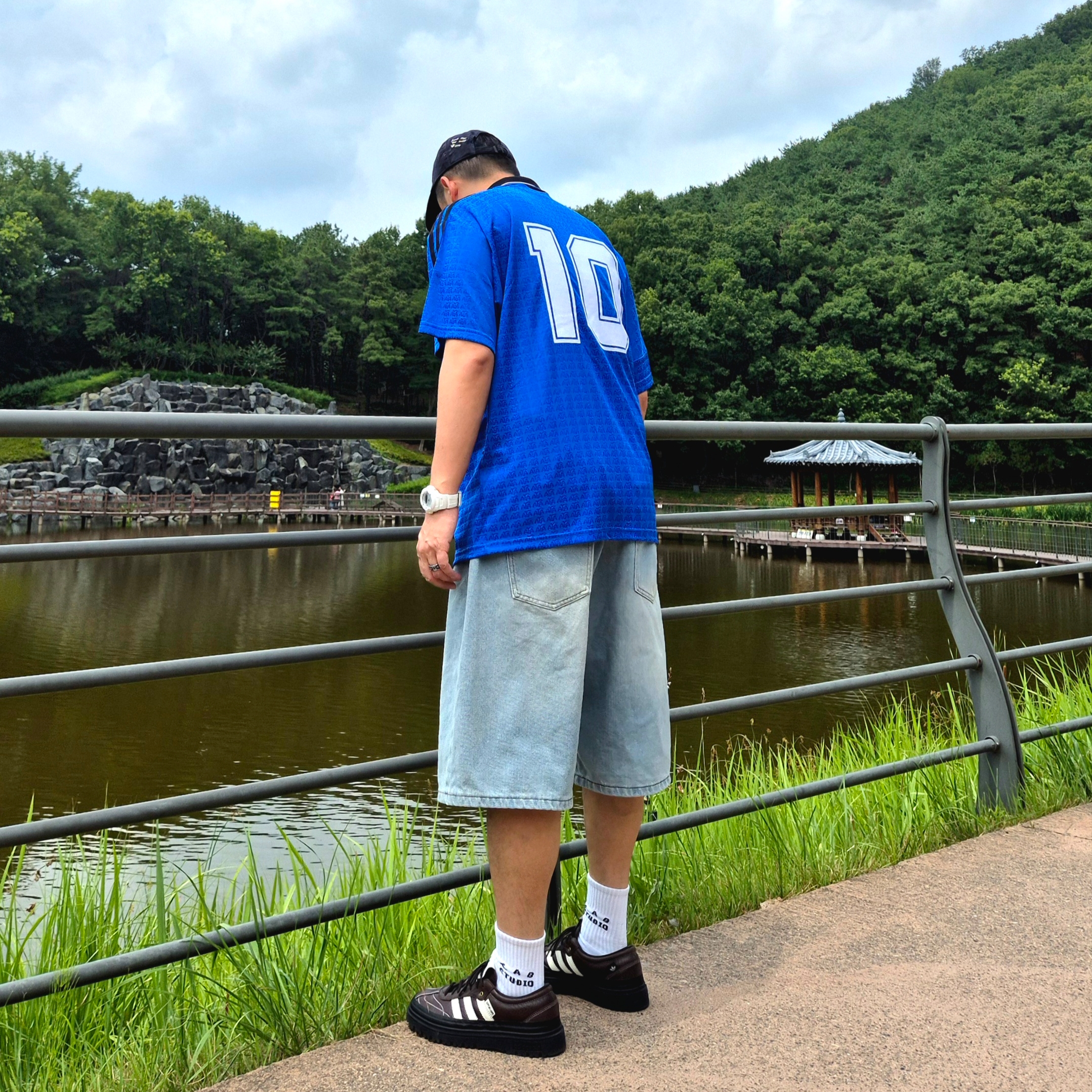 Adidas x Song for the Mute 007 Samba LX Freizeit Aurora Coffee, IAB Studio Socks White (5 Pack) 착용 스타일 - 1