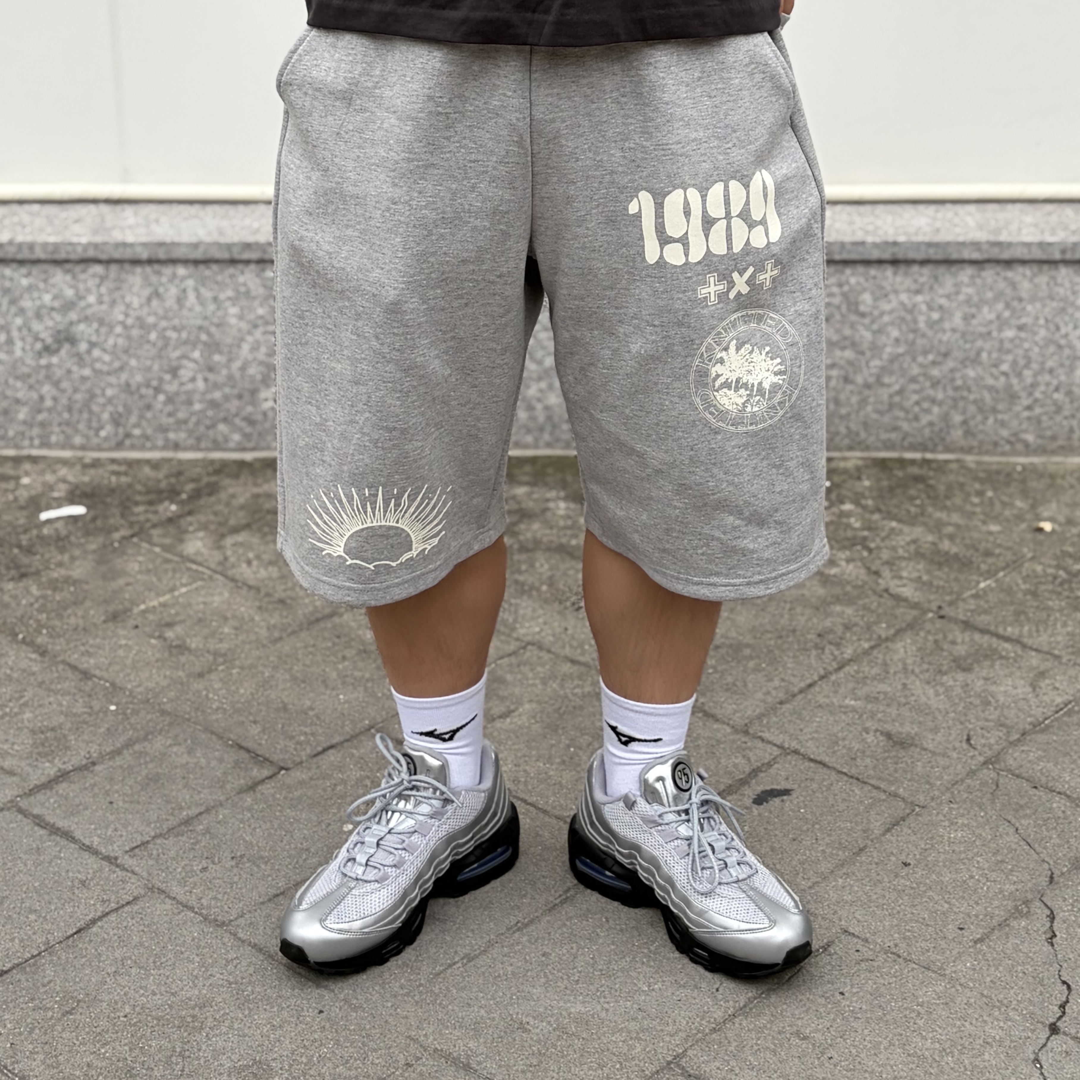 [KREAM 단독] Knitted 1989 Sunrise Graphic Bermuda Half Pants Melange Grey 착용 스타일 - 5