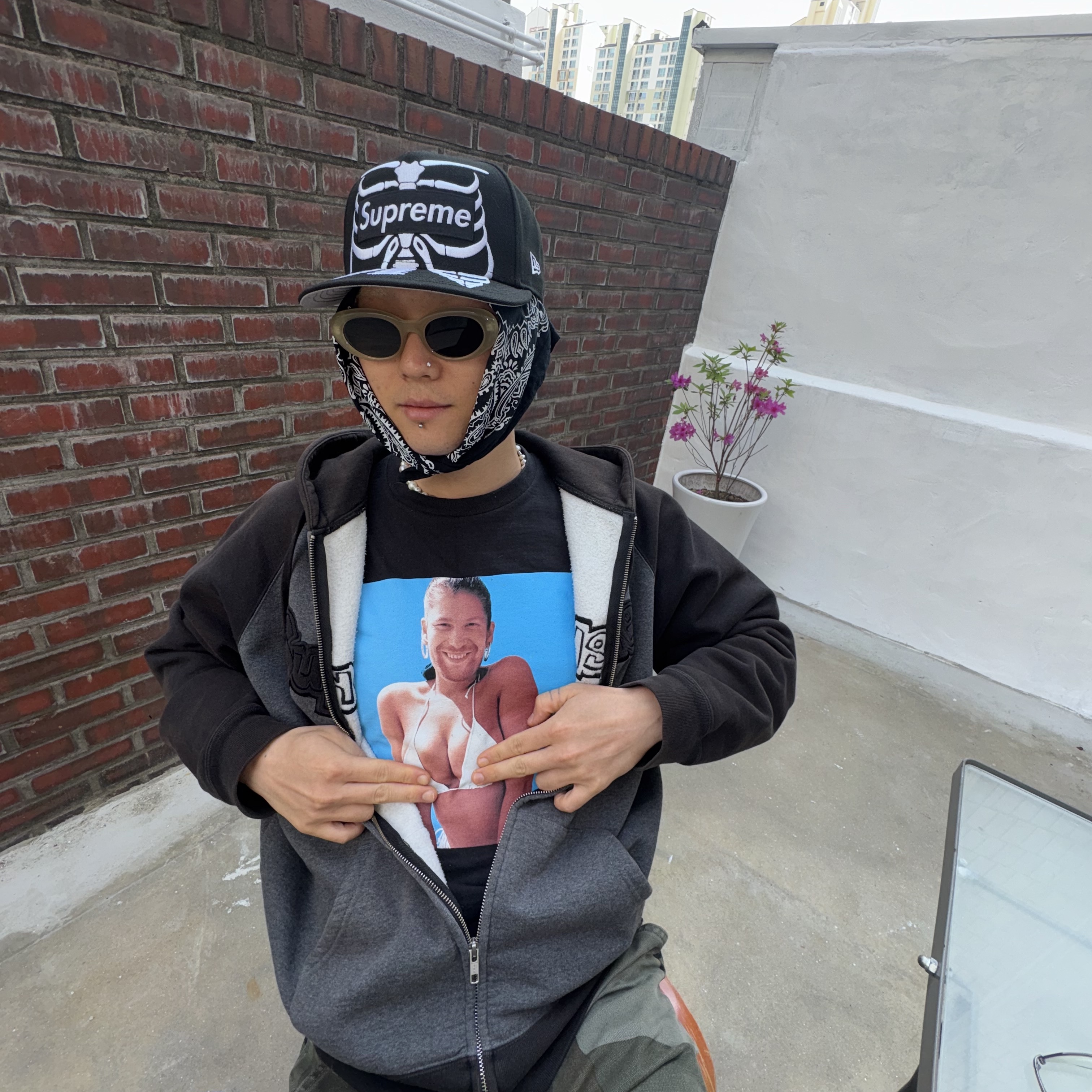 Supreme x Aphex Twin Windowlicker T-Shirt Black - 25SS, Alex Zono I Dig Running Rainbow Trucker Hat White Red 착용 스타일 - 2
