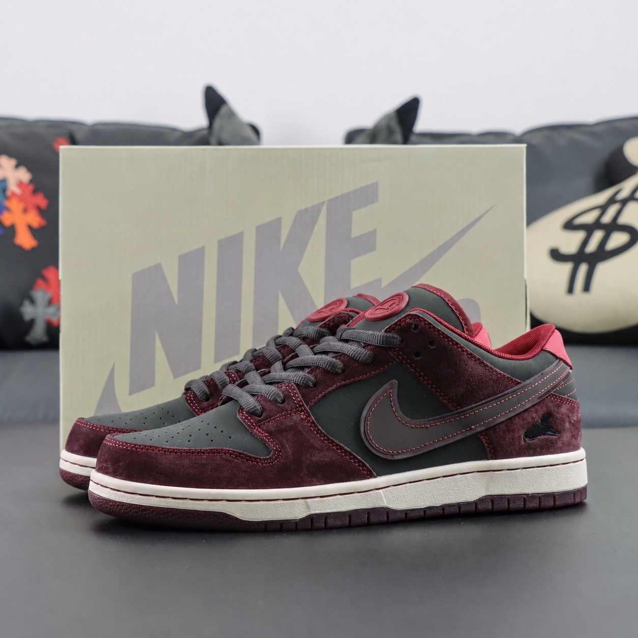 Nike x Riot Skateshop SB Dunk Low Pro Mahogany and Team Red 착용 스타일 - 1
