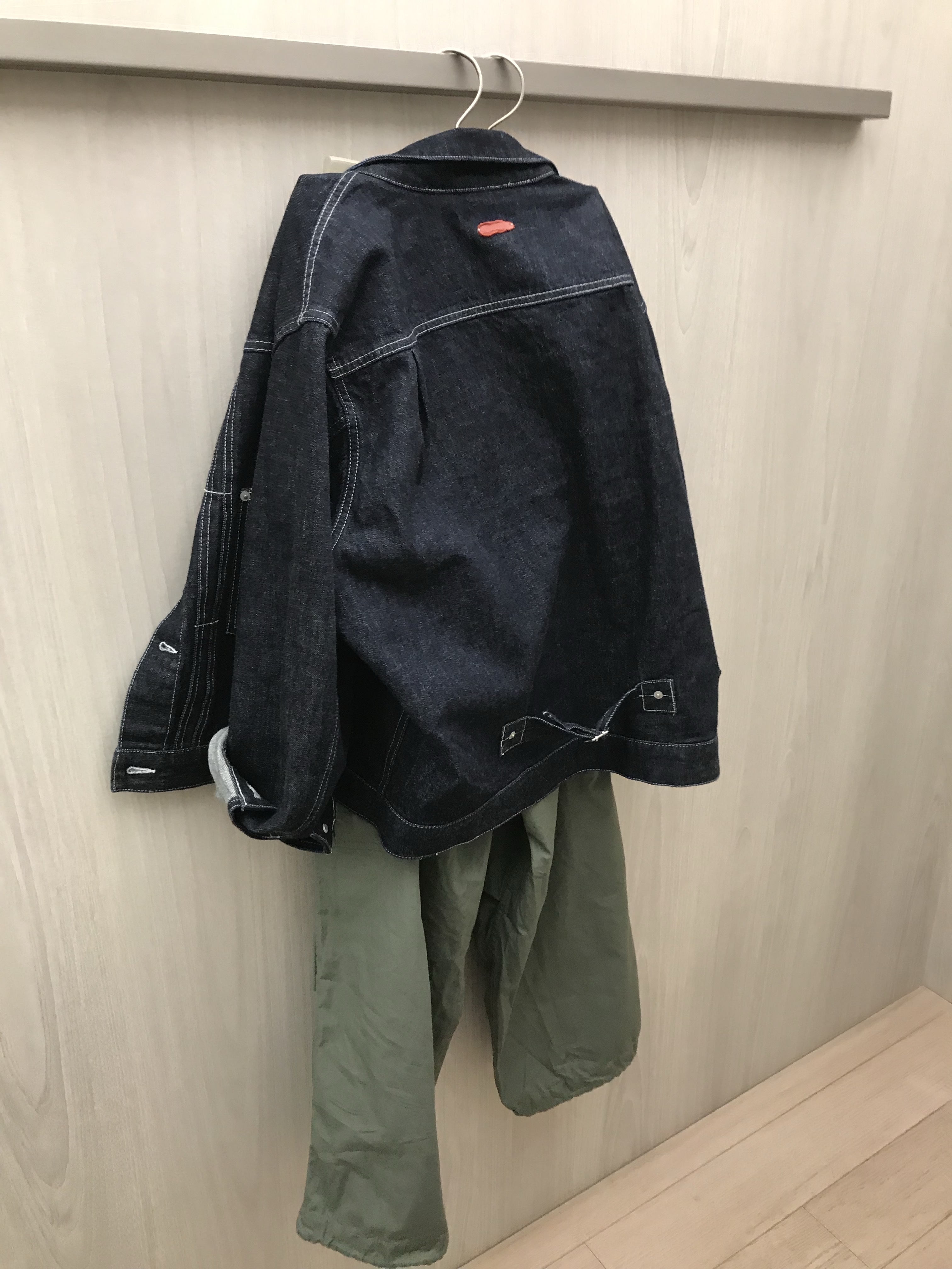 AKRYL Denim Boxy Jacket One Wash - 26FW, AKRYL Fat Cargo Pants Olive - 26FW 착용 스타일 - 4