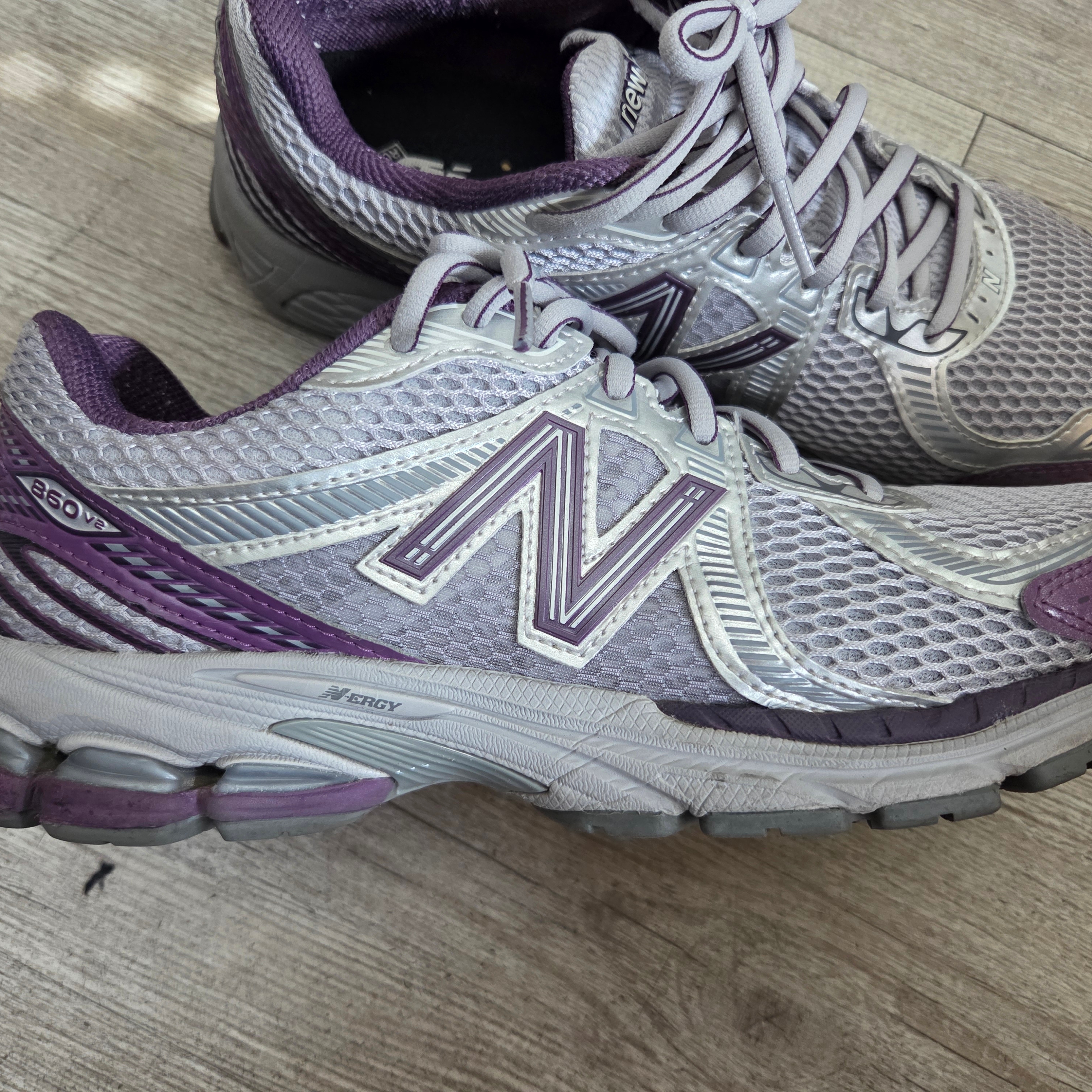 New Balance 860v2 Midnight Violet 착용 스타일
