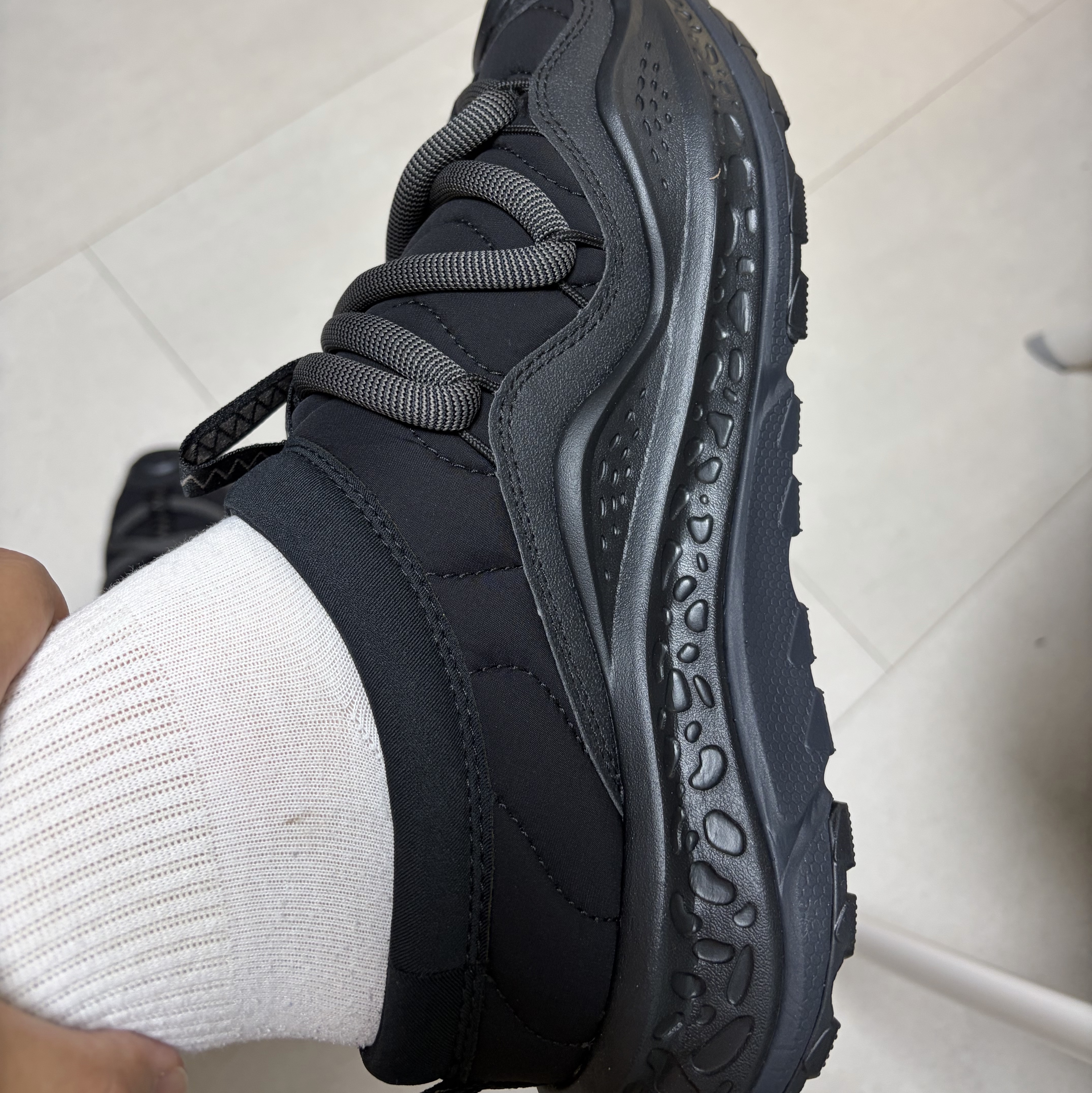 Hoka Ora Primo Black 착용 스타일
