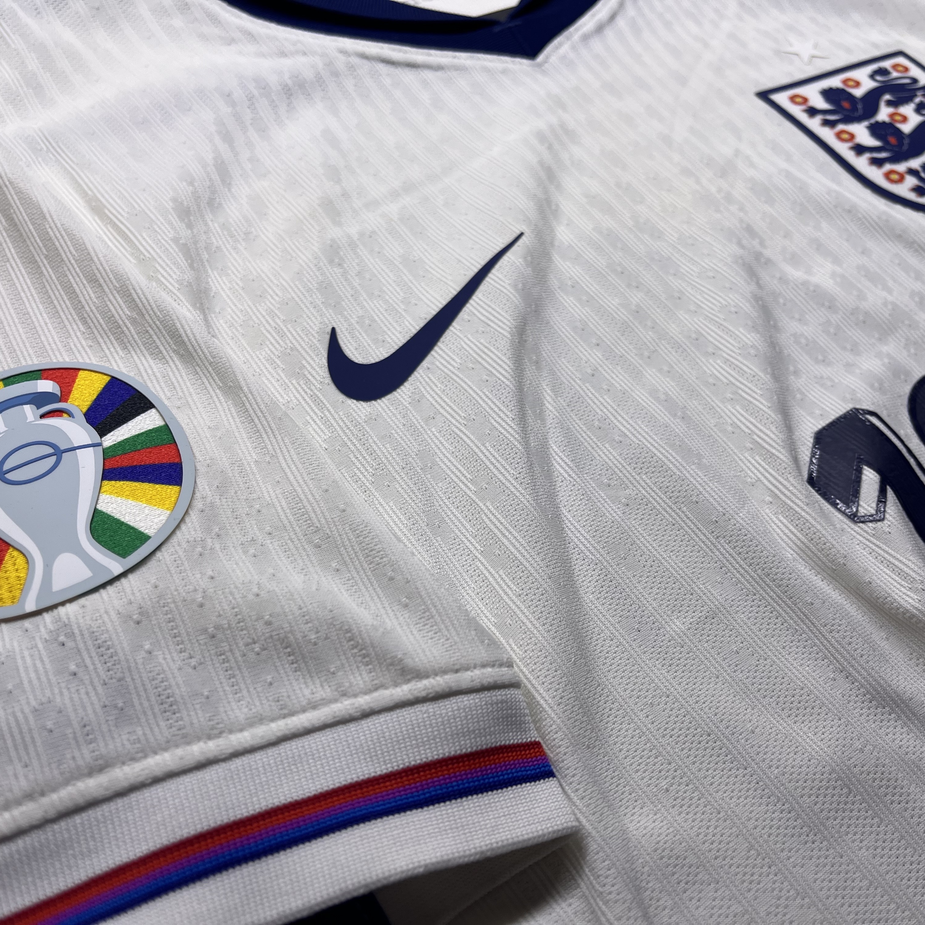 Nike England 2024/25 Dri-Fit ADV Match Home Authentic Jersey White Blue Void (Non Marking Ver.), Nike Korea 2023/24 Dri-Fit Stadium Home Replica Jersey Black Global Red - Asia (Non Marking Ver.) 착용 스타일 - 1