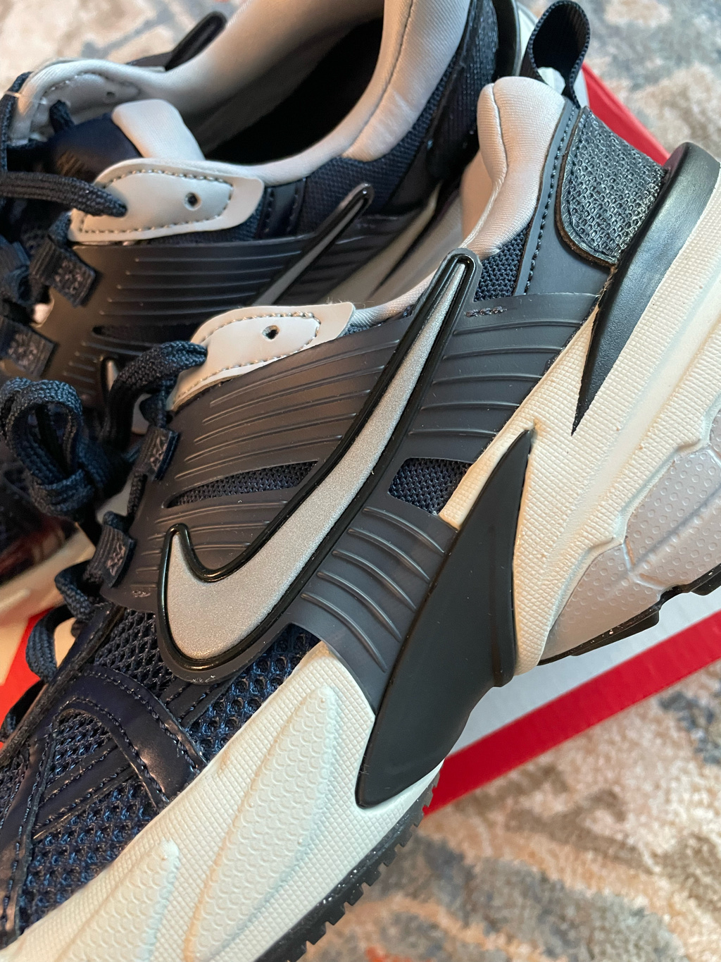 Nike V2K Run Obsidian Thunder Blue 착용 스타일 - 3