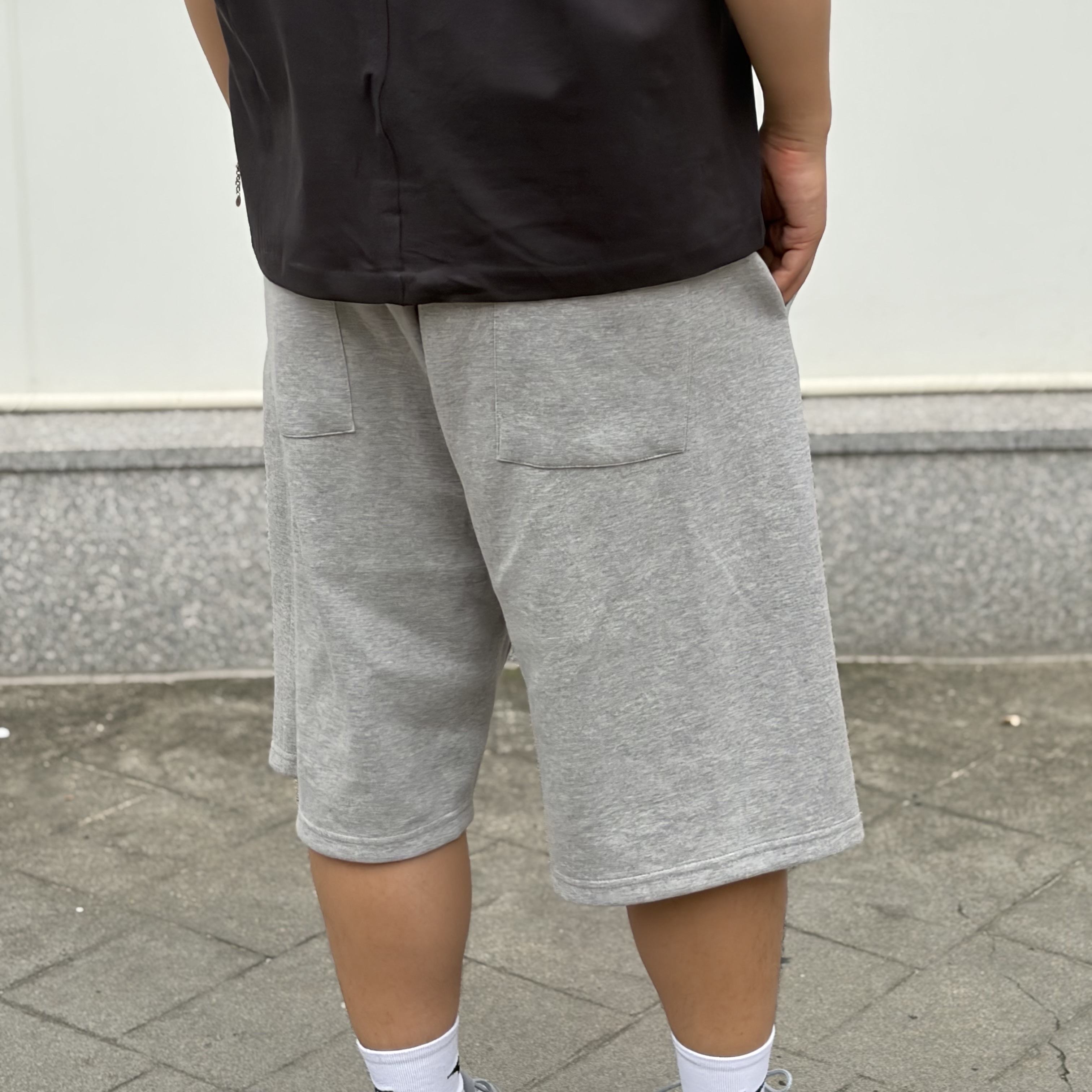 [KREAM 단독] Knitted 1989 Sunrise Graphic Bermuda Half Pants Melange Grey 착용 스타일 - 7