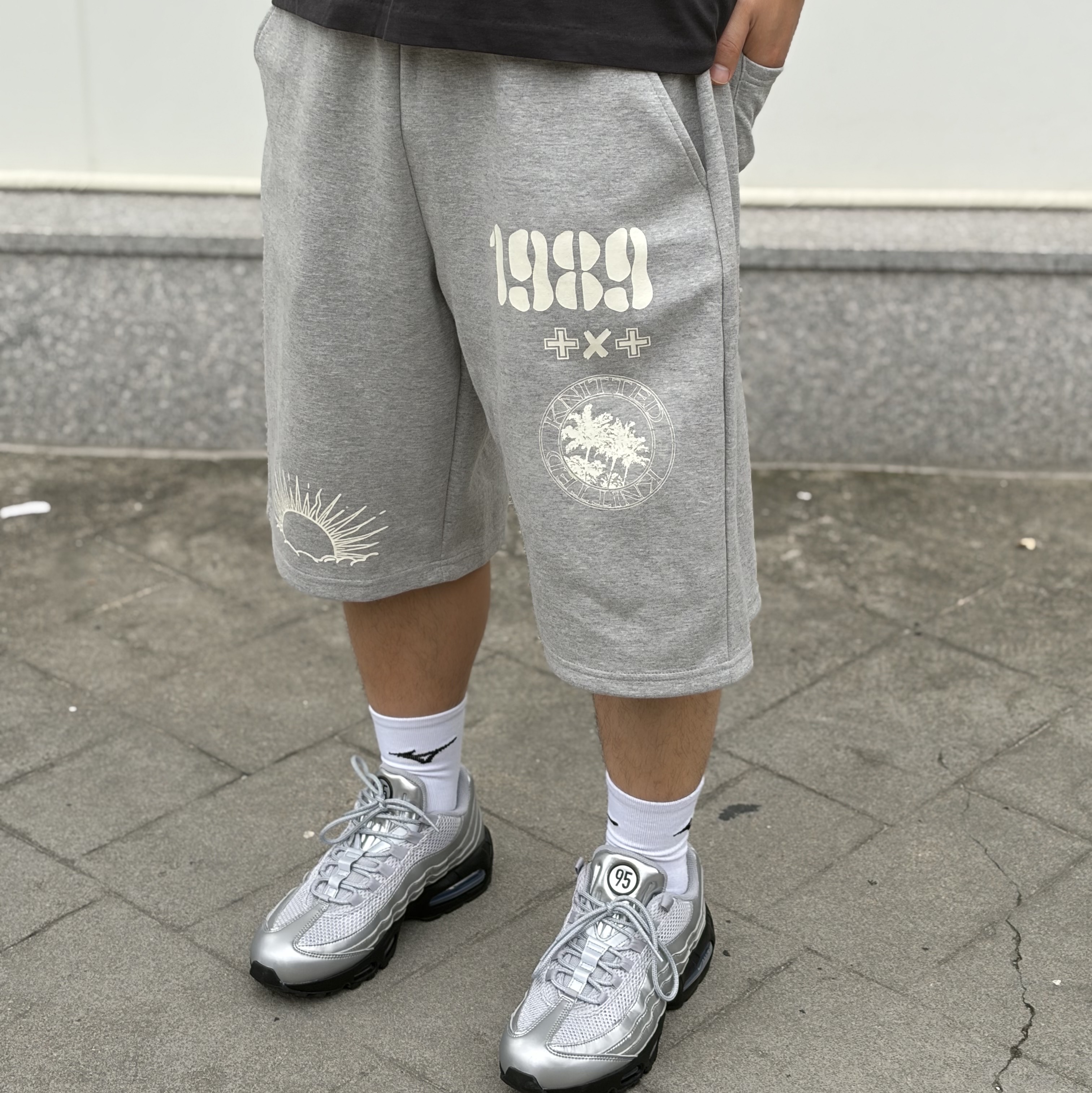 [KREAM 단독] Knitted 1989 Sunrise Graphic Bermuda Half Pants Melange Grey 착용 스타일 - 4