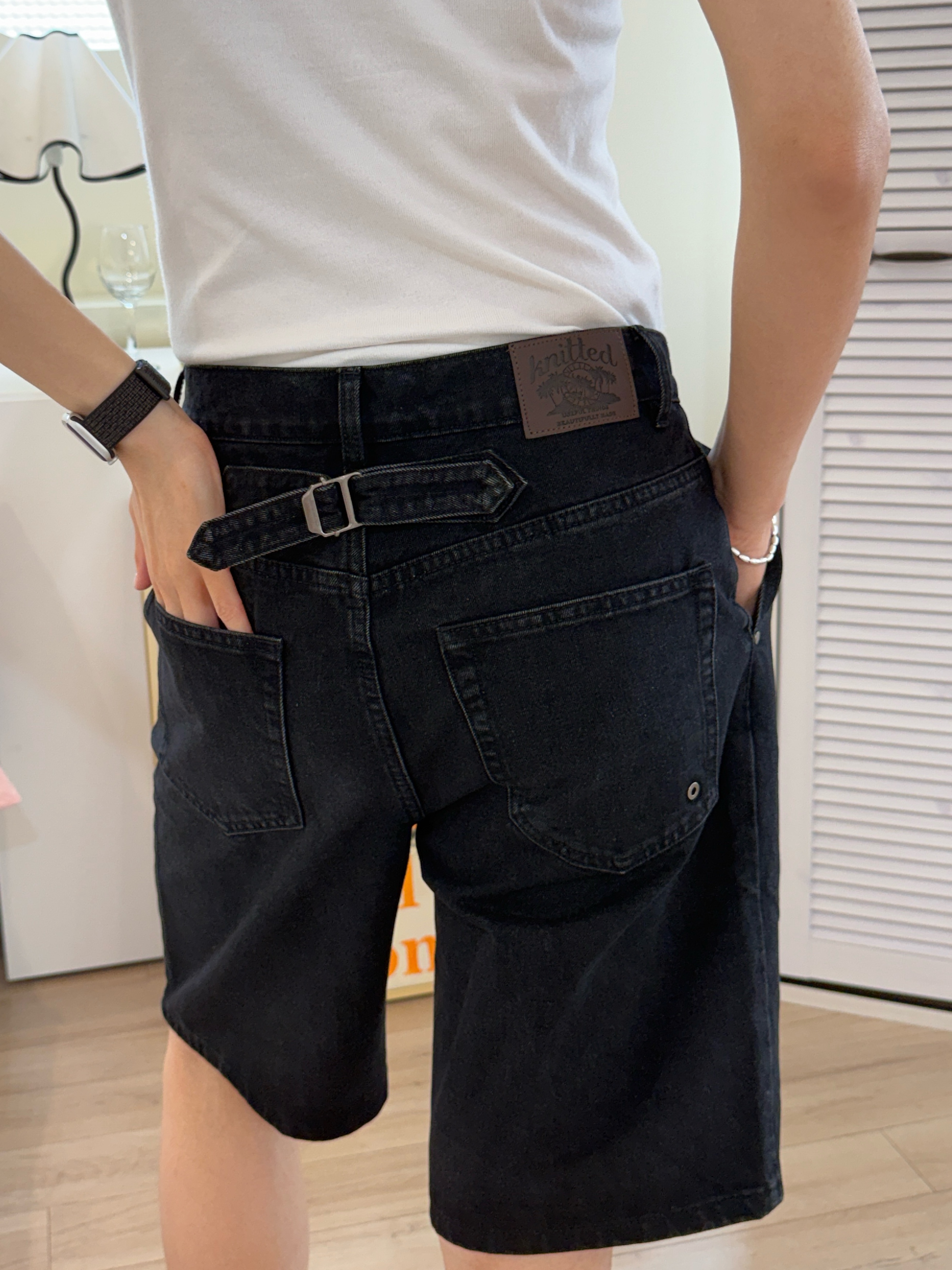 [KREAM 단독][니티드X림박스] Knitted Relaxed Washing Denim Two-Tuck Cinch Back Shorts Black 착용 스타일 - 5
