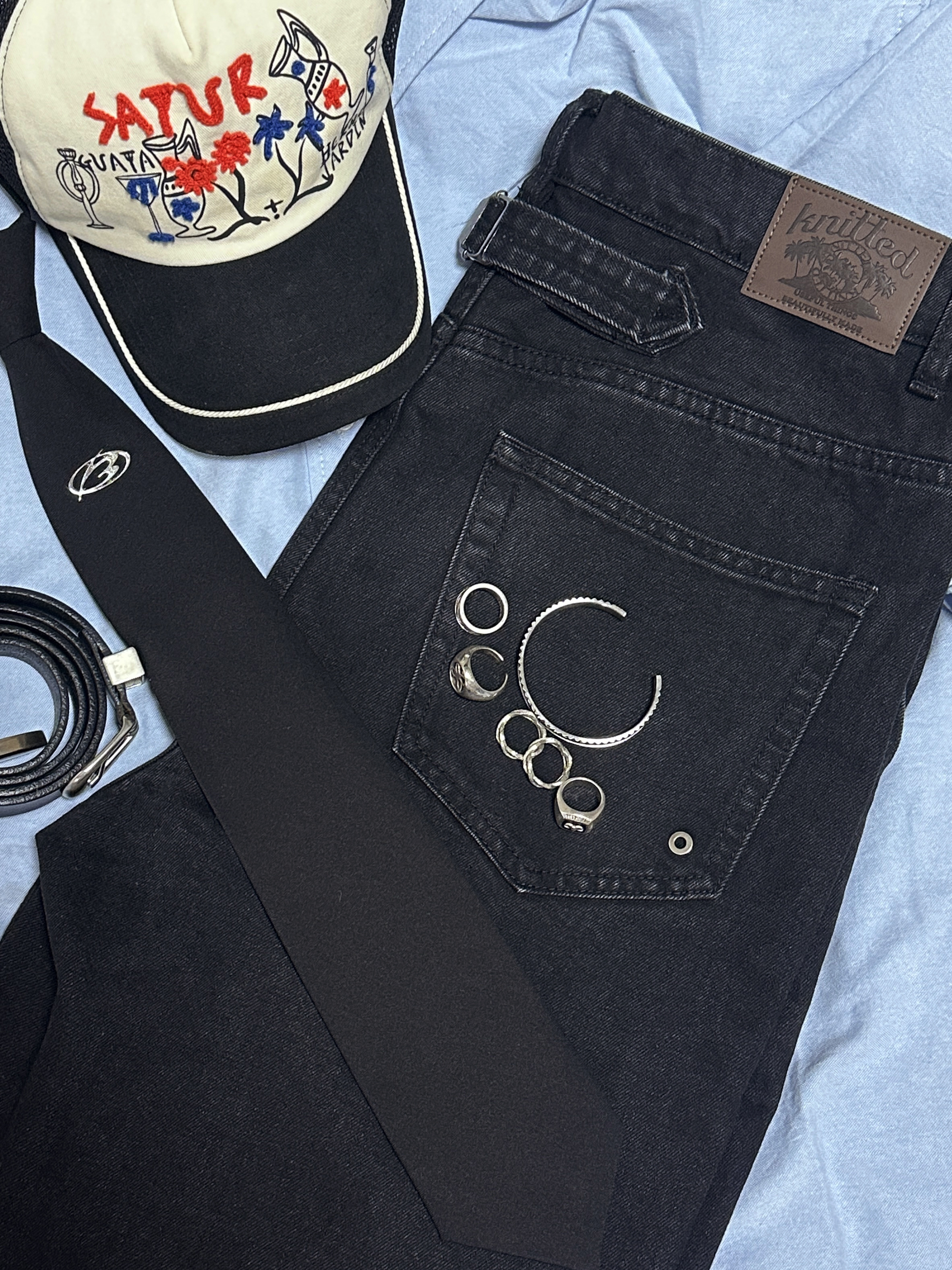 [KREAM 단독][니티드X림박스] Knitted Relaxed Washing Denim Two-Tuck Cinch Back Shorts Black 착용 스타일 - 5
