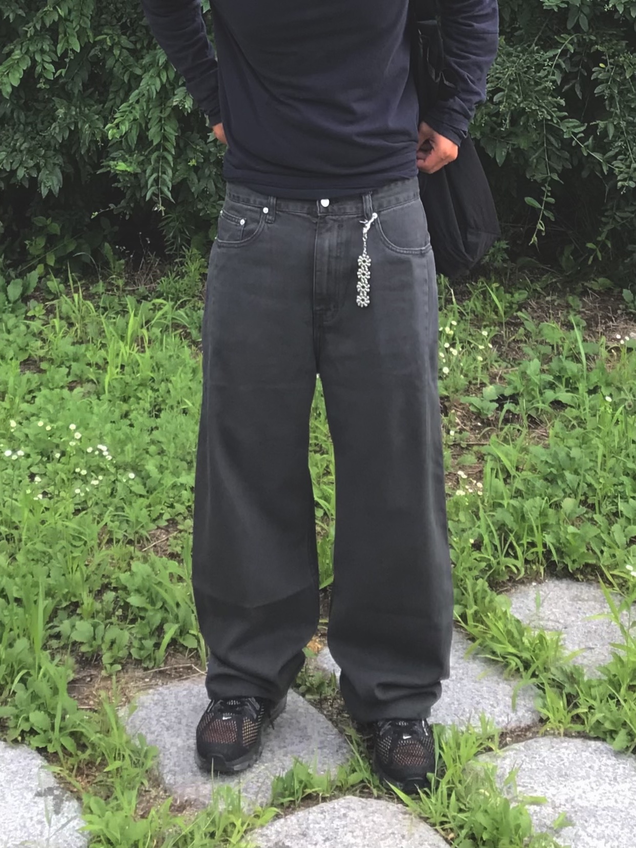 Hatchingroom x Worthwhile Movement W&H Cap Washed Black, Hatchingroom Double Sleeve T-Shirt Blue Charcoal 착용 스타일 - 4
