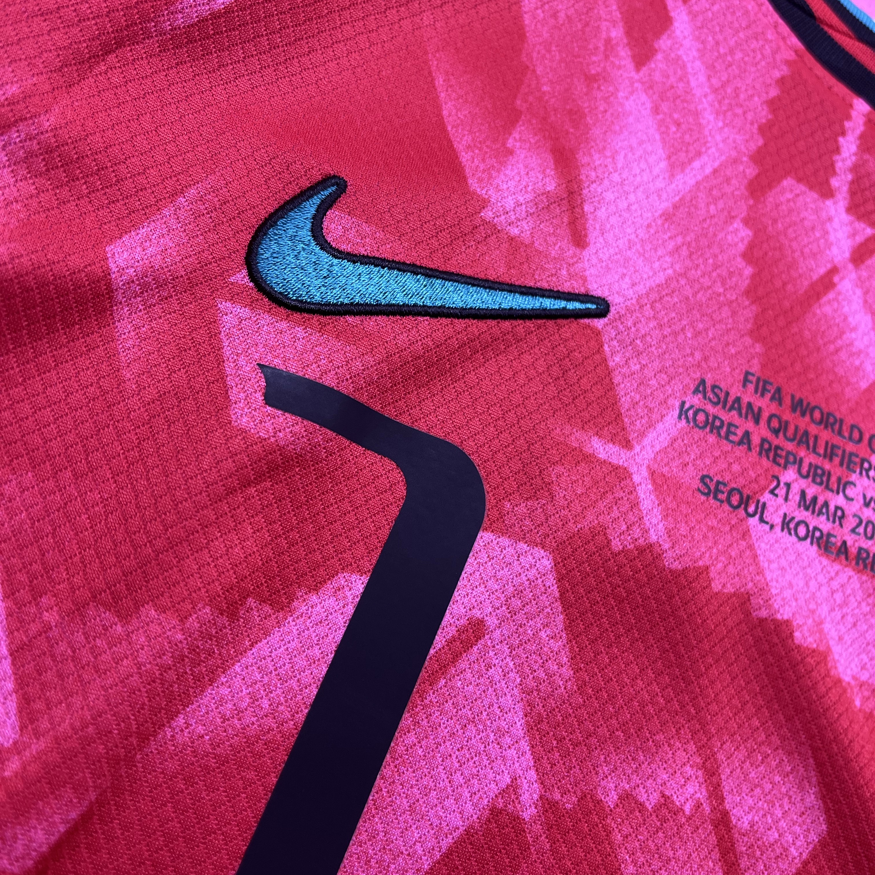 Nike England 2024/25 Dri-Fit ADV Match Home Authentic Jersey White Blue Void (Non Marking Ver.), Nike Korea 2023/24 Dri-Fit Stadium Home Replica Jersey Black Global Red - Asia (Non Marking Ver.) 착용 스타일 - 2